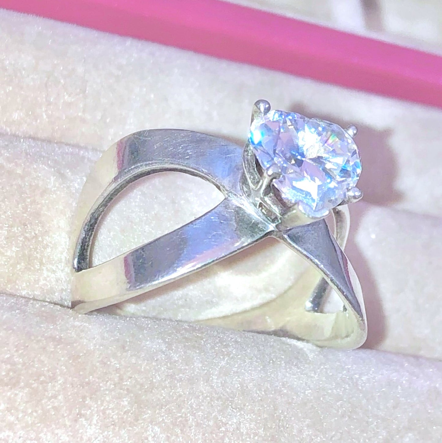 Corazón "Diamante" en anillo de banda entrecruzada