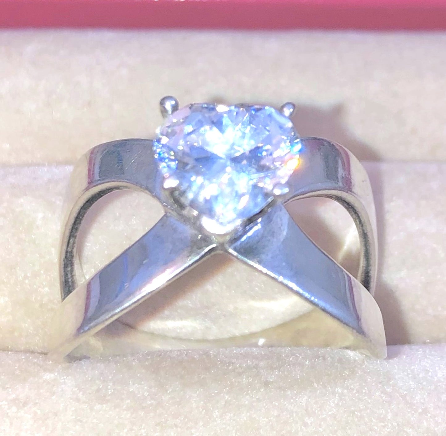 Corazón "Diamante" en anillo de banda entrecruzada