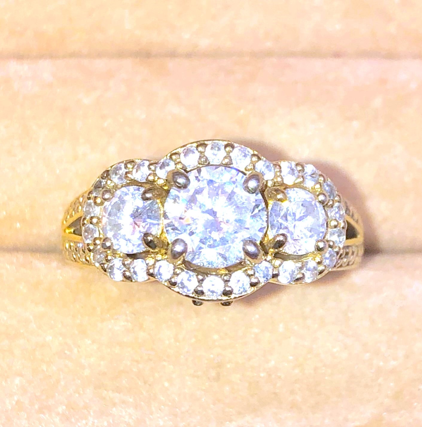 Anillo de vástago dividido "Diamante" de 3 piedras chapado en oro