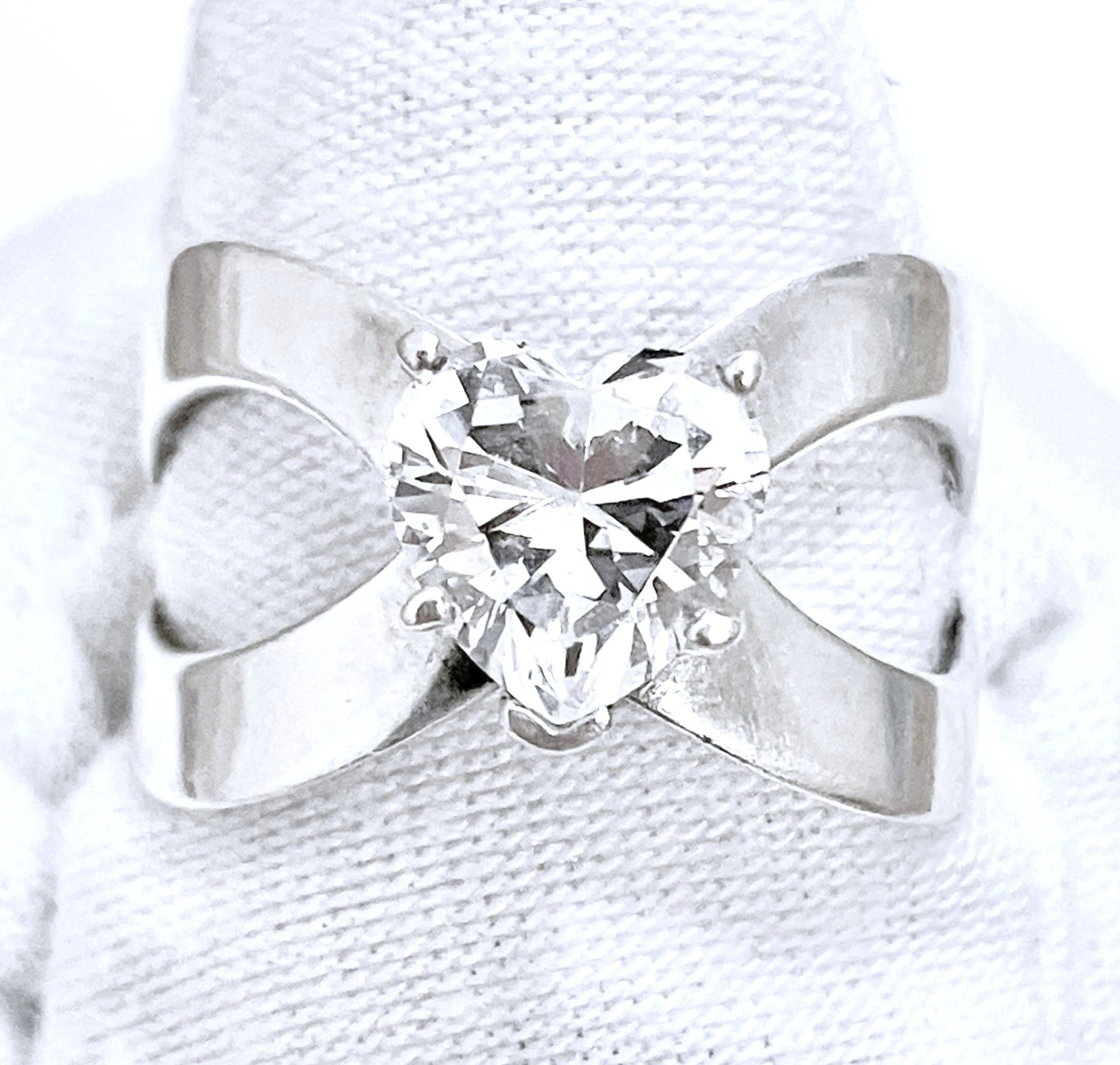 Corazón "Diamante" en anillo de banda entrecruzada