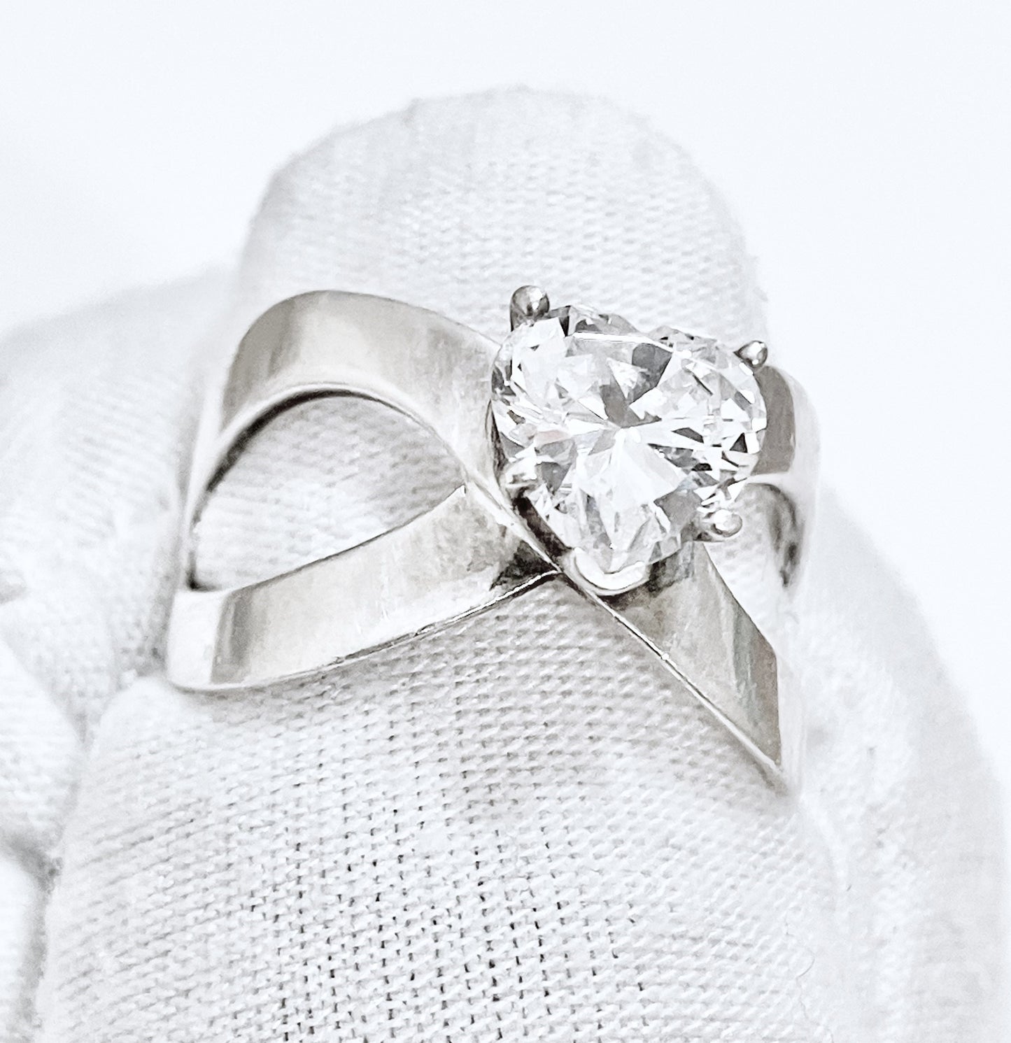 Corazón "Diamante" en anillo de banda entrecruzada