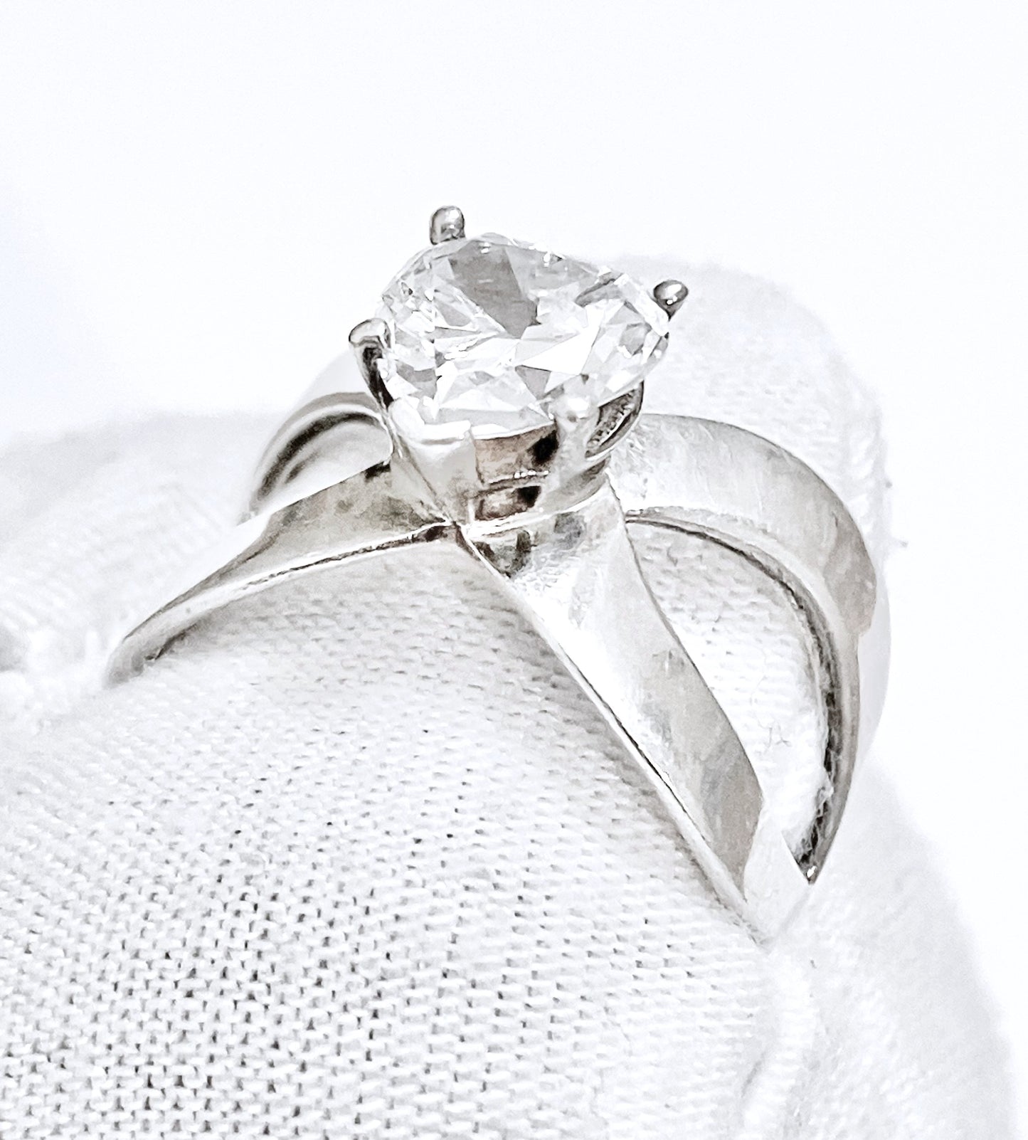 Corazón "Diamante" en anillo de banda entrecruzada