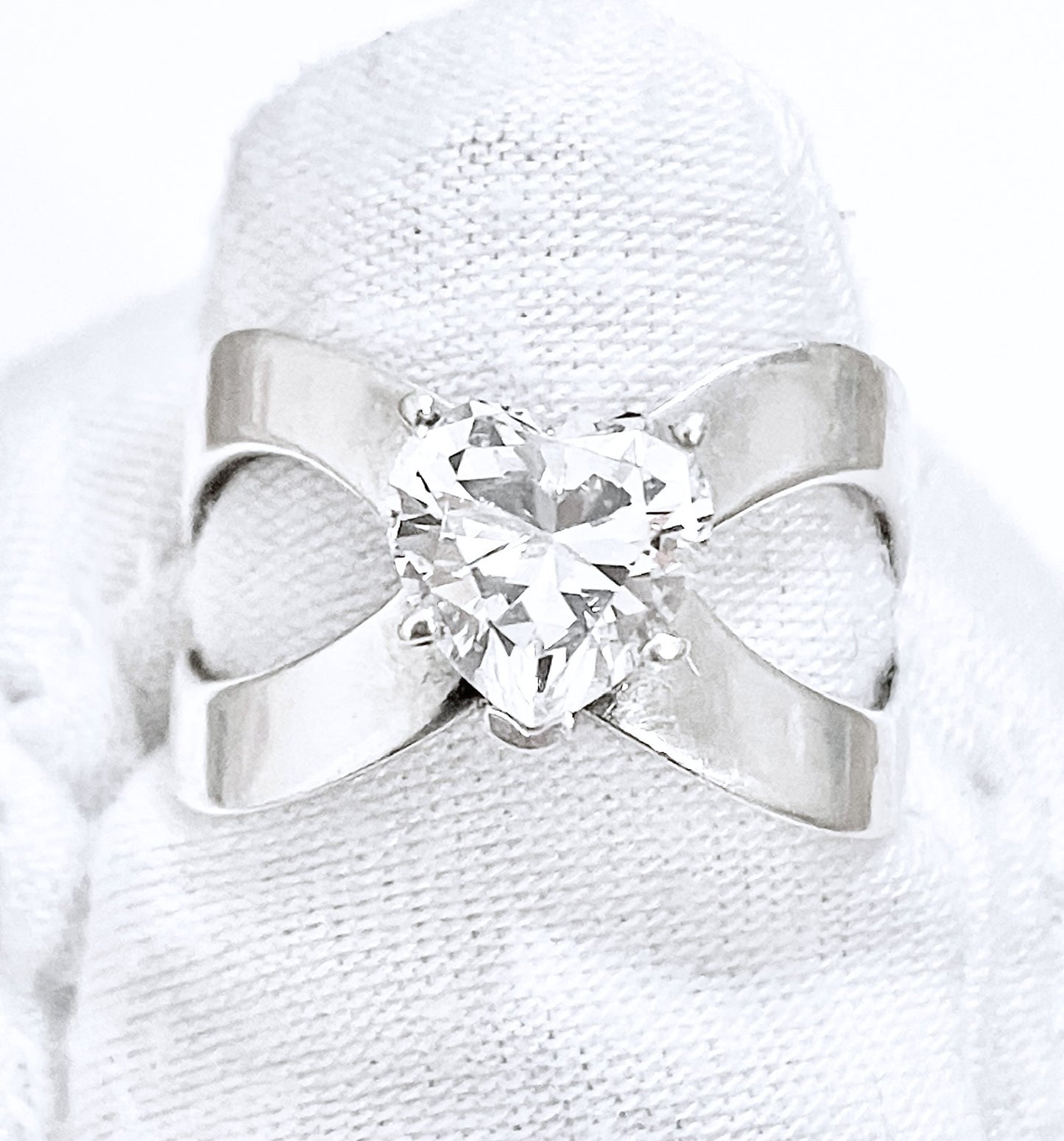 Corazón "Diamante" en anillo de banda entrecruzada