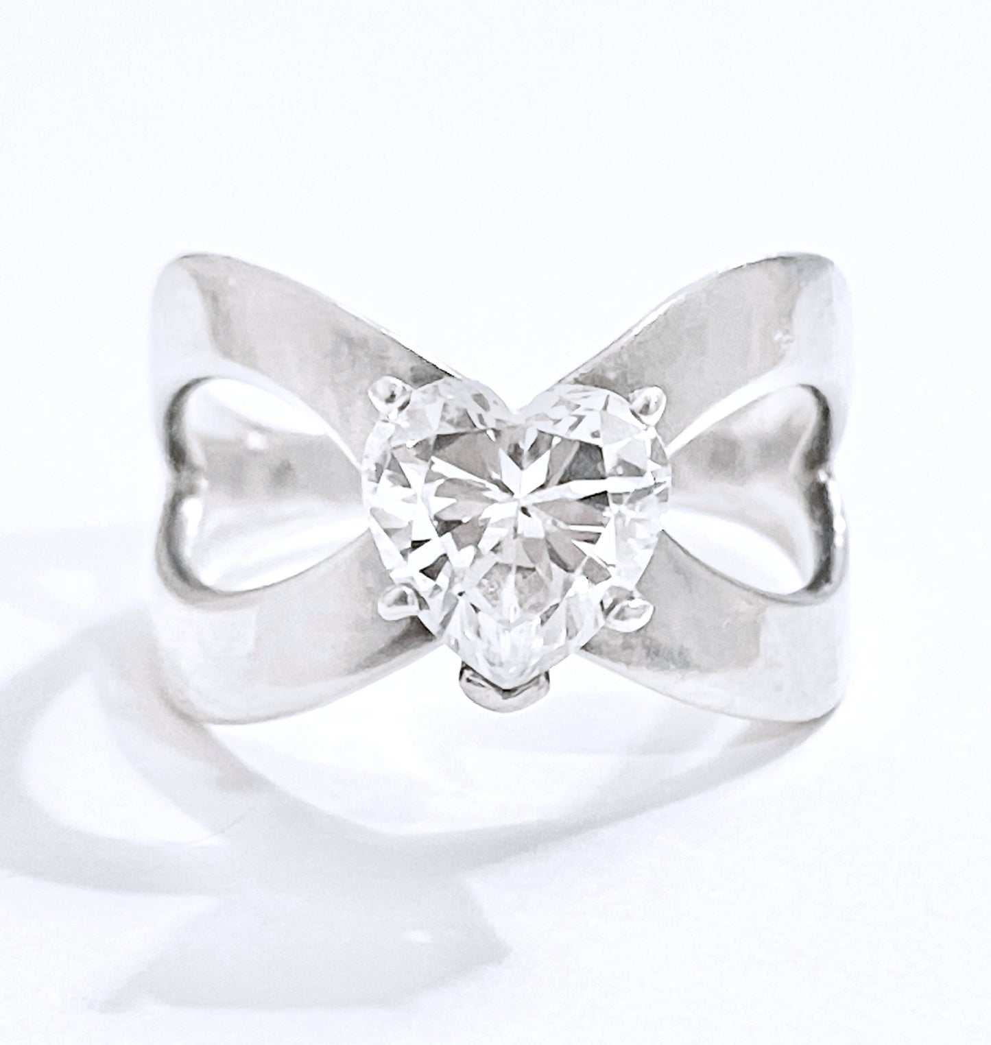 Corazón "Diamante" en anillo de banda entrecruzada