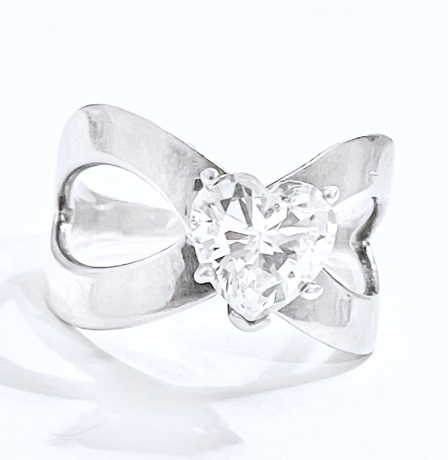 Corazón "Diamante" en anillo de banda entrecruzada