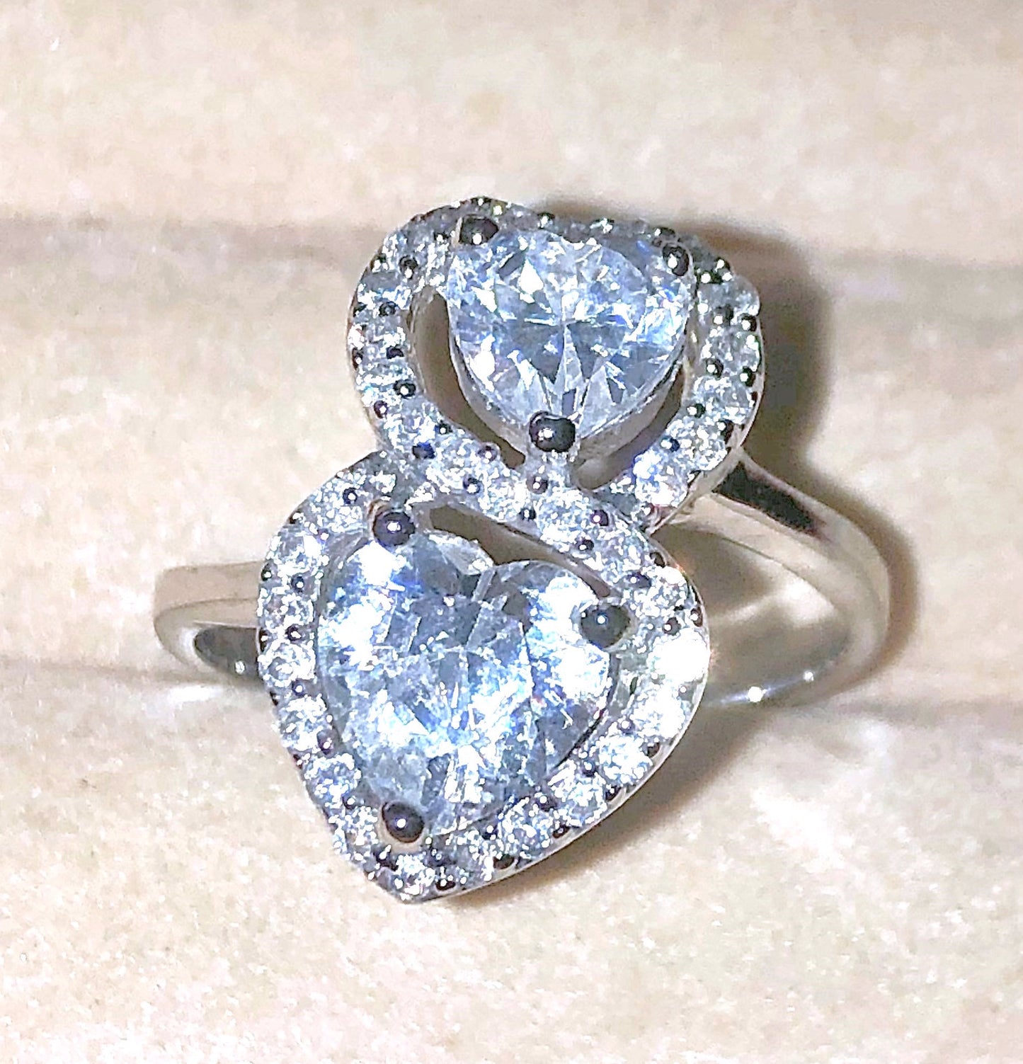 Anillo de halo de corazones de "diamante" entrelazados