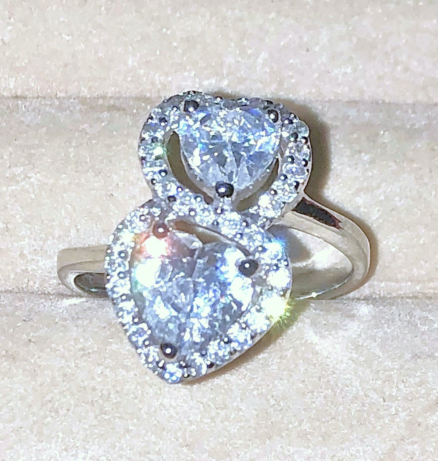 Anillo de halo de corazones de "diamante" entrelazados