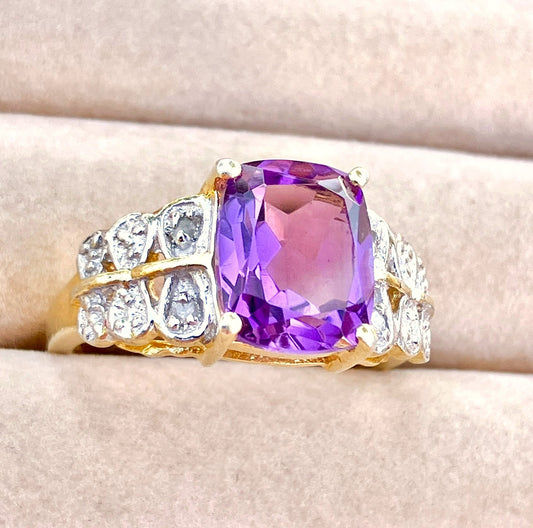 Anillo alargado de amatista de talla cojín chapado en oro con detalles de diamantes