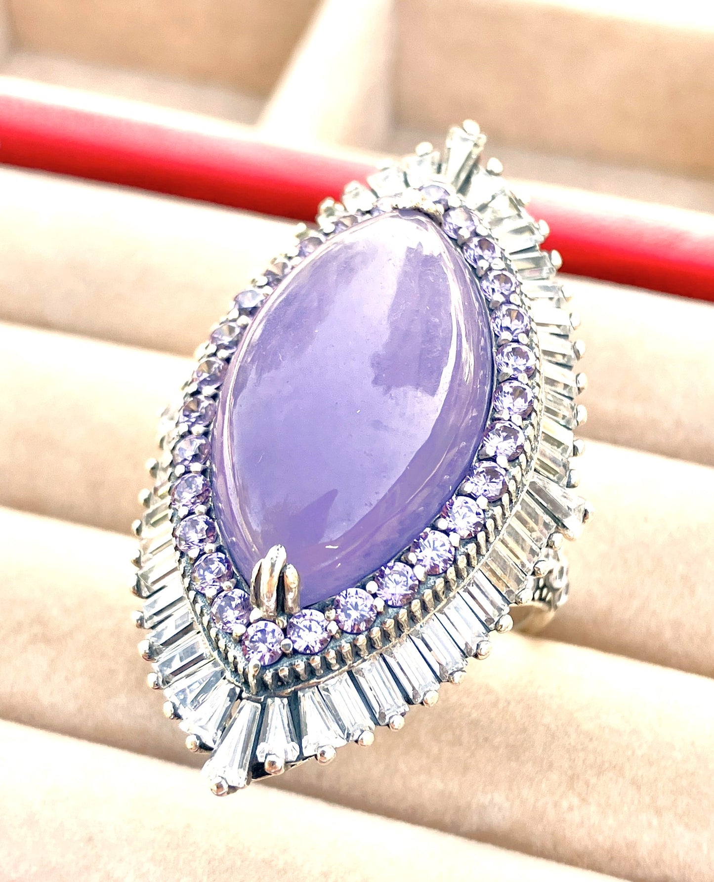 Jade Lavanda en Anillo de Halos “Amatista” y “Diamante”