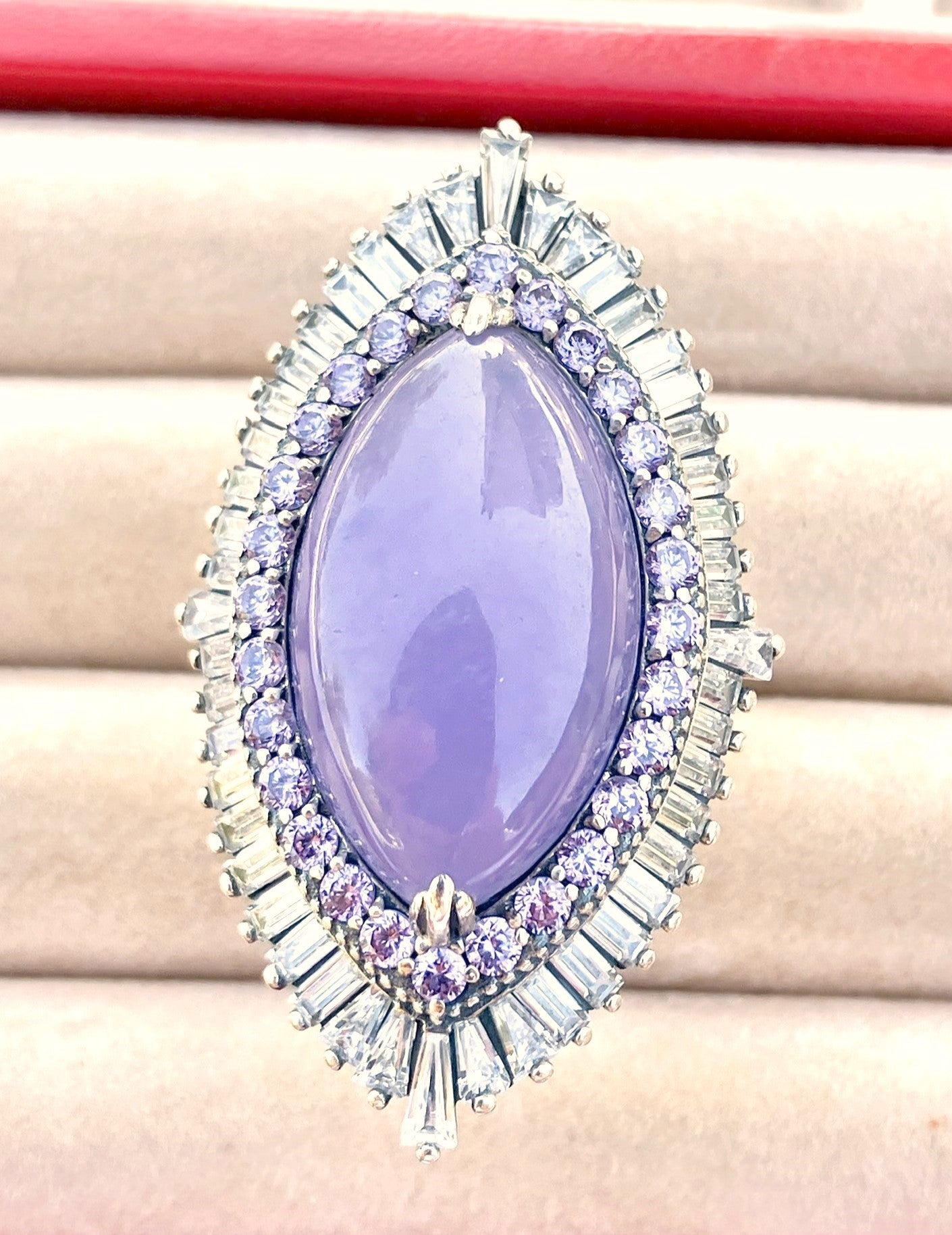 Jade Lavanda en Anillo de Halos “Amatista” y “Diamante”