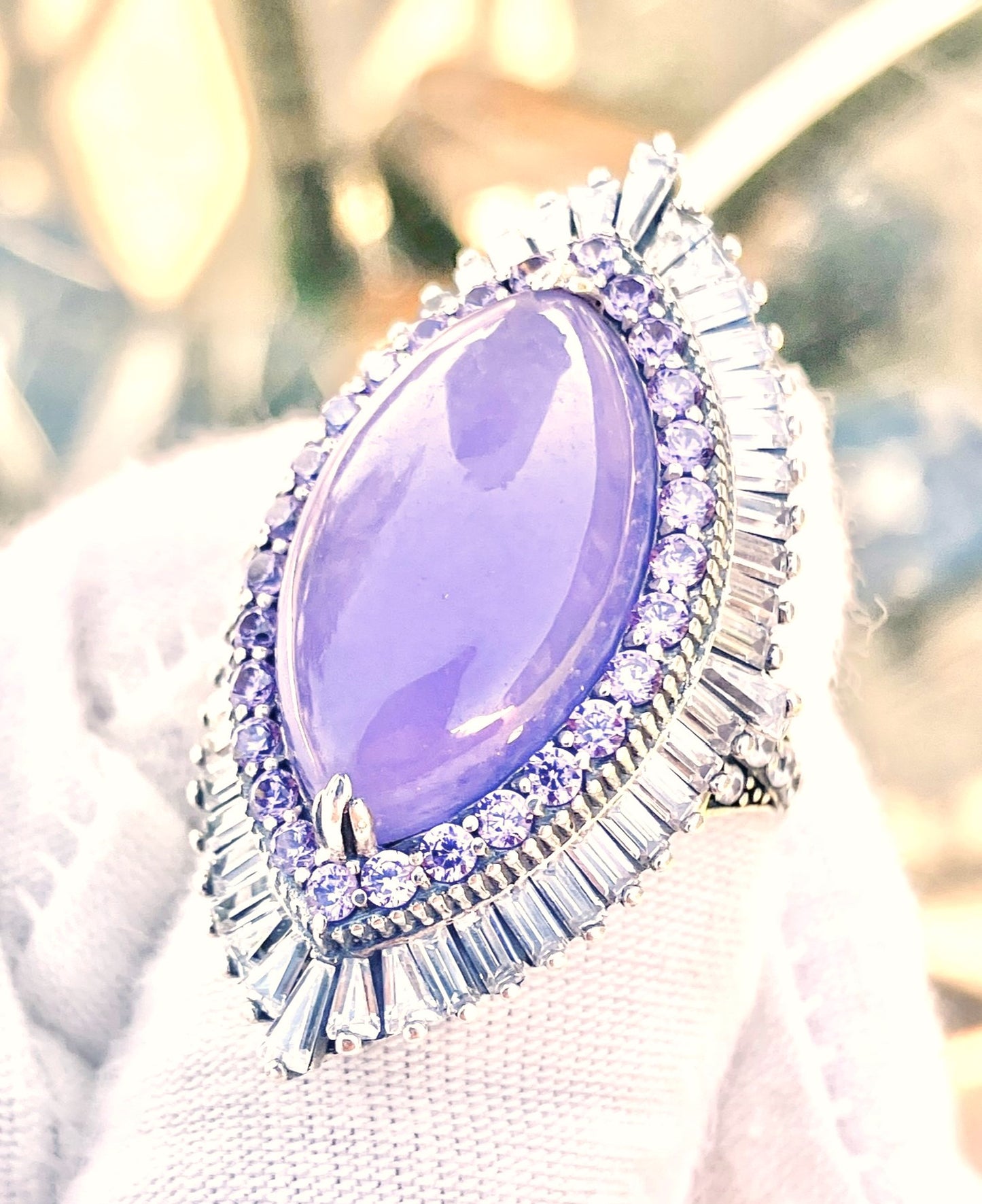 Jade Lavanda en Anillo de Halos “Amatista” y “Diamante”