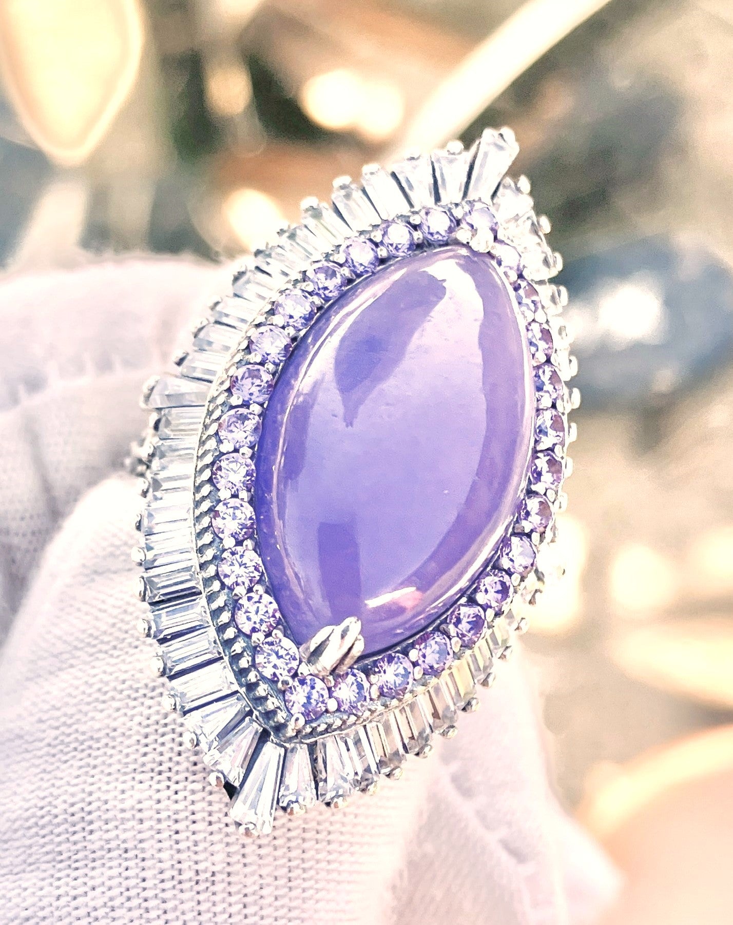 Jade Lavanda en Anillo de Halos “Amatista” y “Diamante”