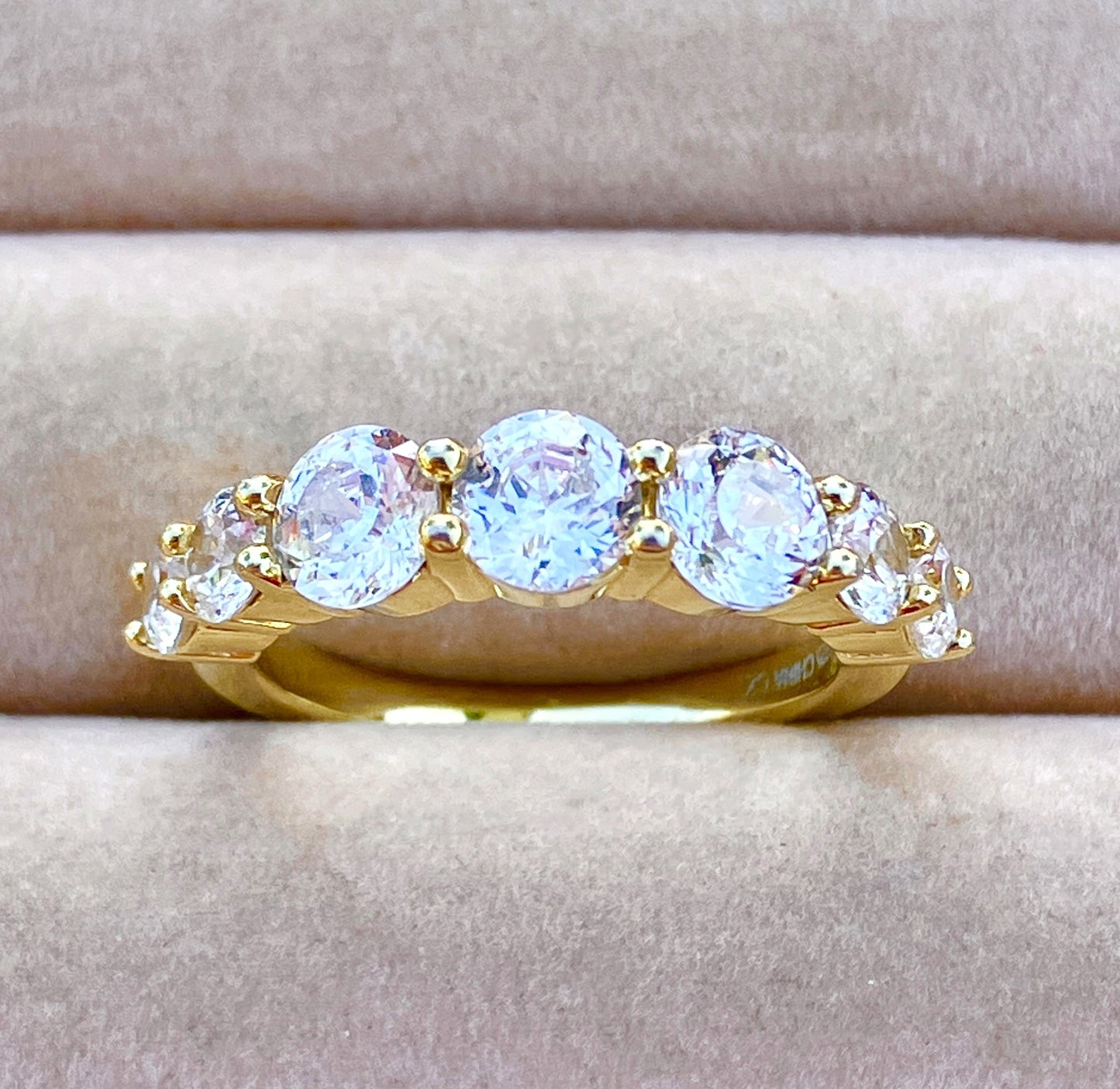 Anillo "Diamante" de 7 piedras chapado en oro