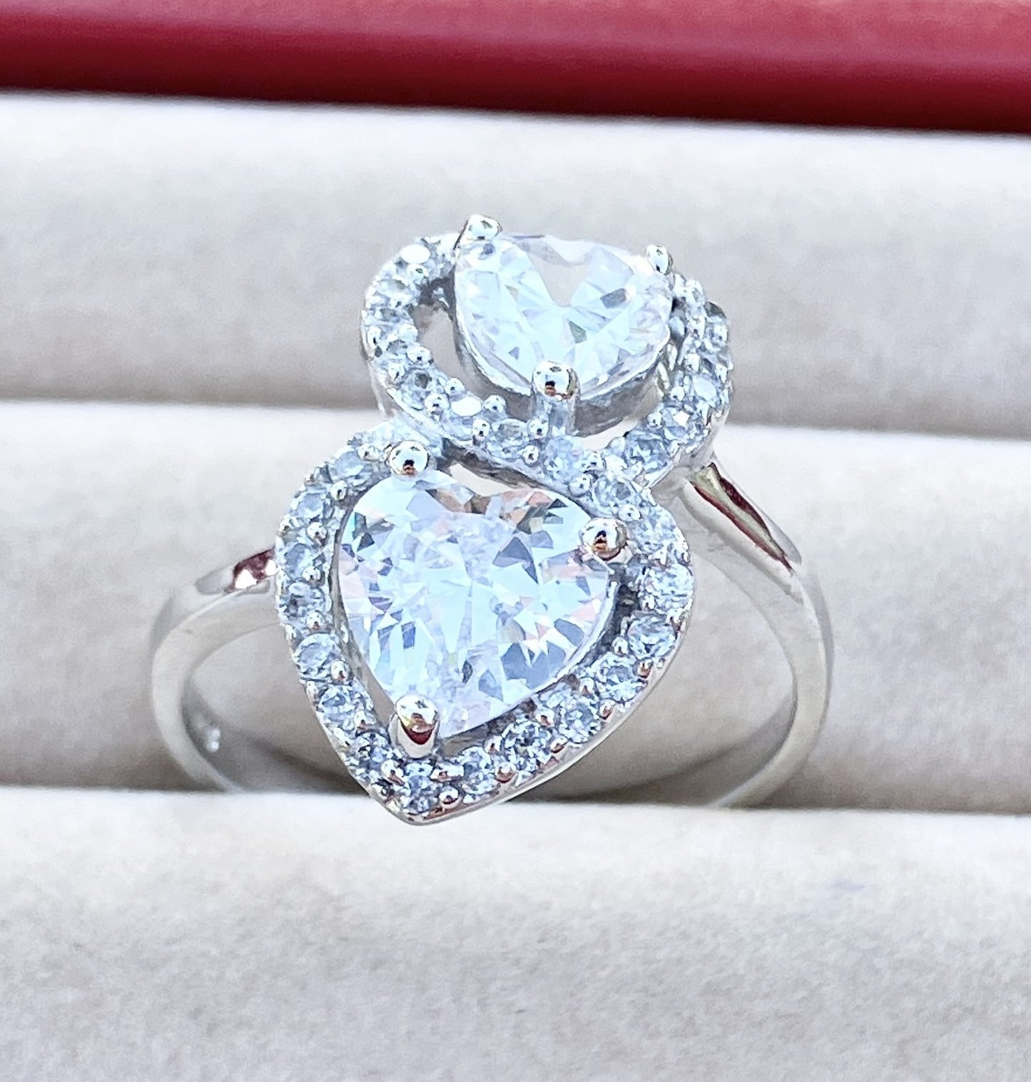 Anillo de halo de corazones de "diamante" entrelazados