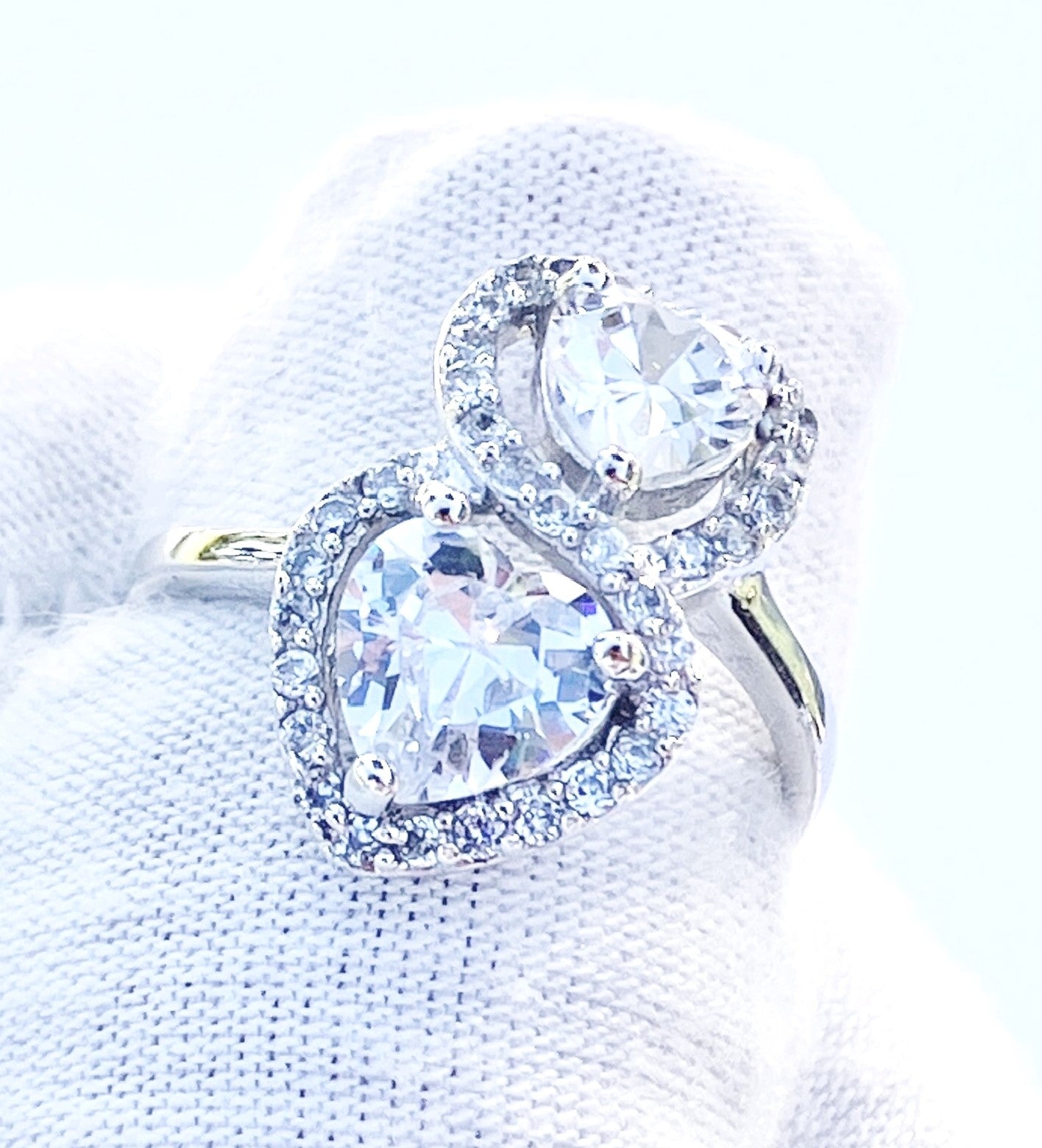 Anillo de halo de corazones de "diamante" entrelazados