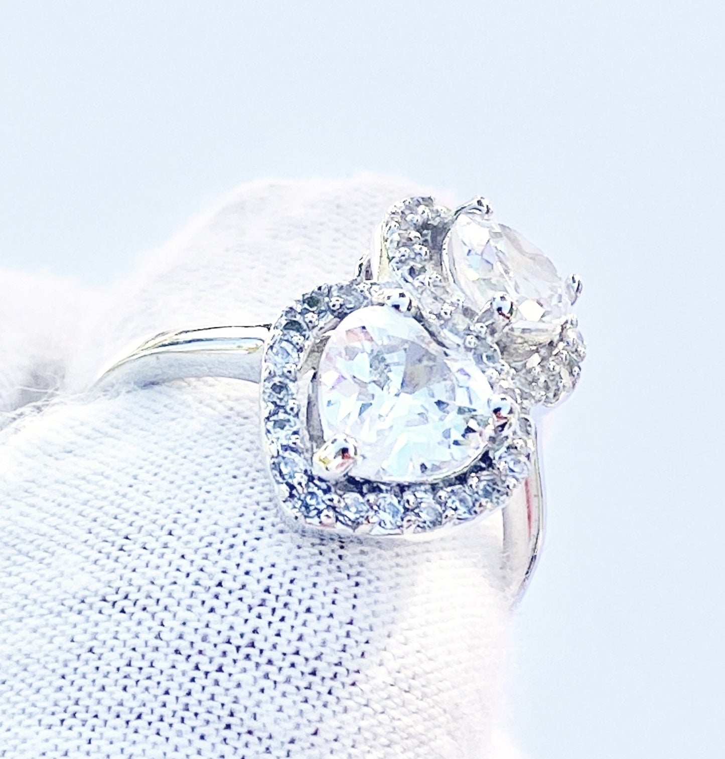 Anillo de halo de corazones de "diamante" entrelazados