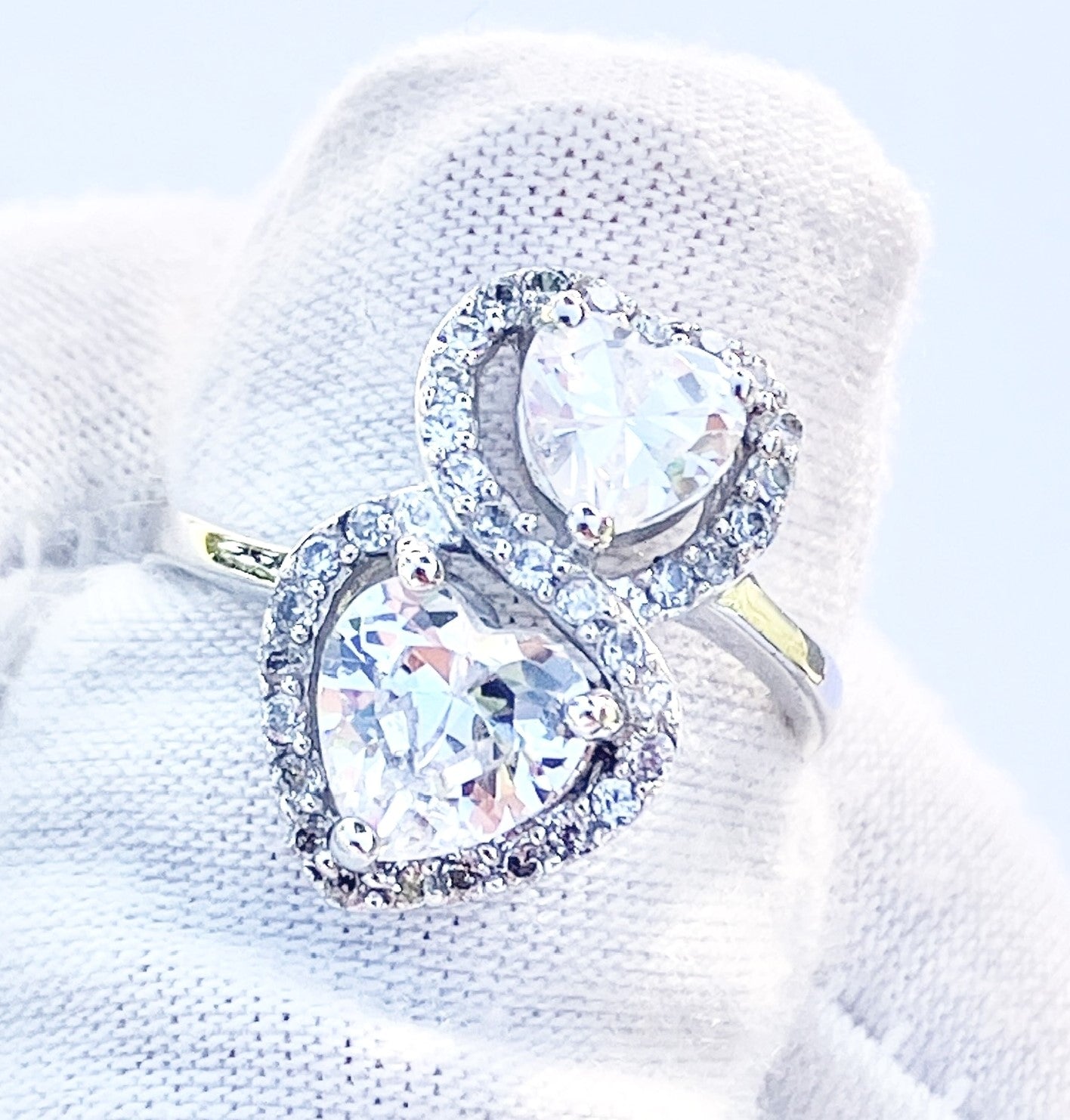 Anillo de halo de corazones de "diamante" entrelazados