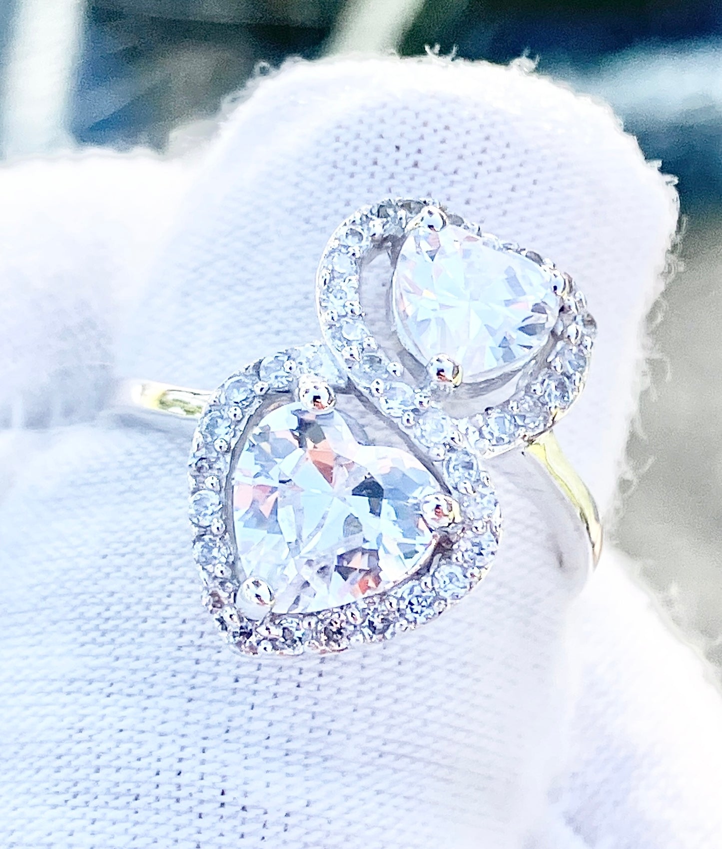 Anillo de halo de corazones de "diamante" entrelazados