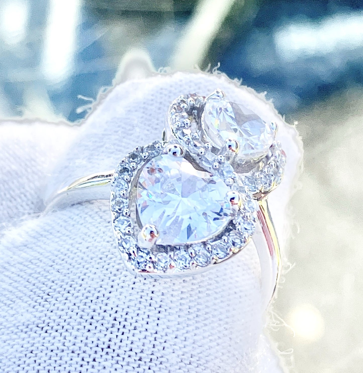 Anillo de halo de corazones de "diamante" entrelazados