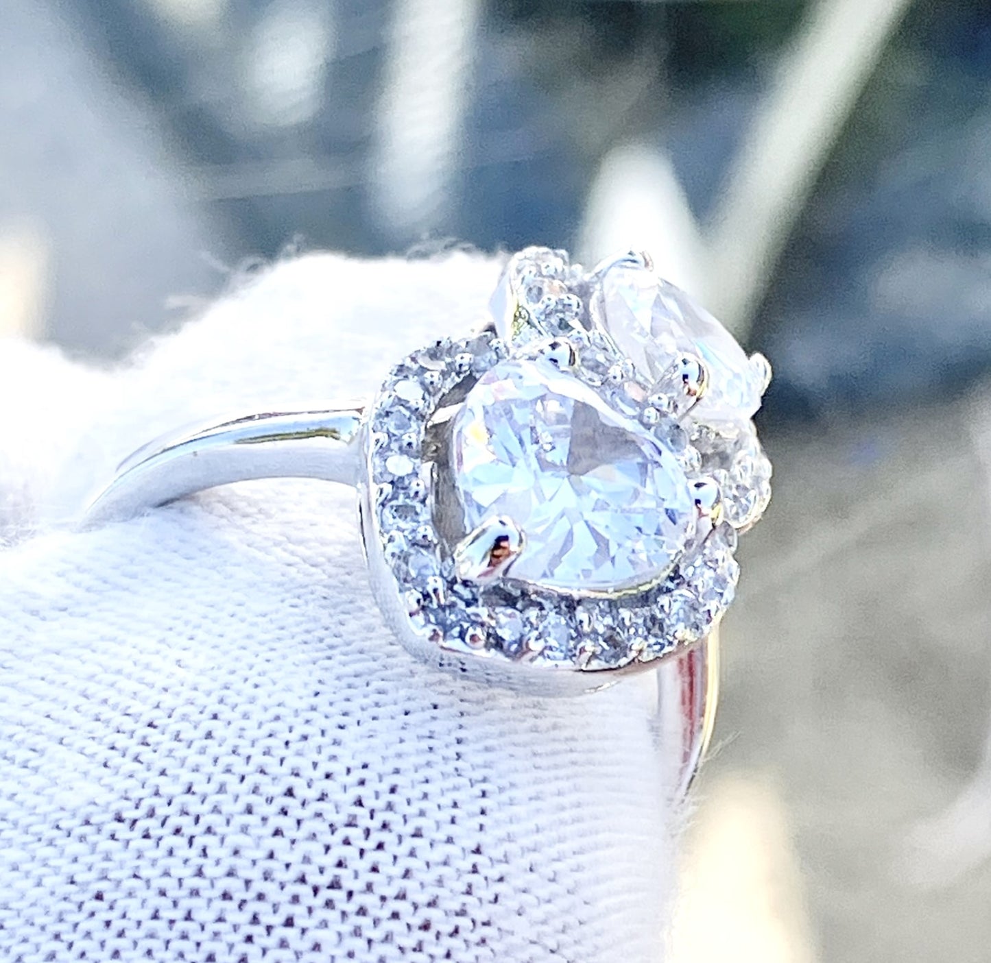 Anillo de halo de corazones de "diamante" entrelazados