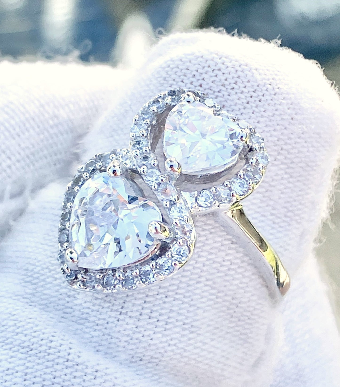 Anillo de halo de corazones de "diamante" entrelazados