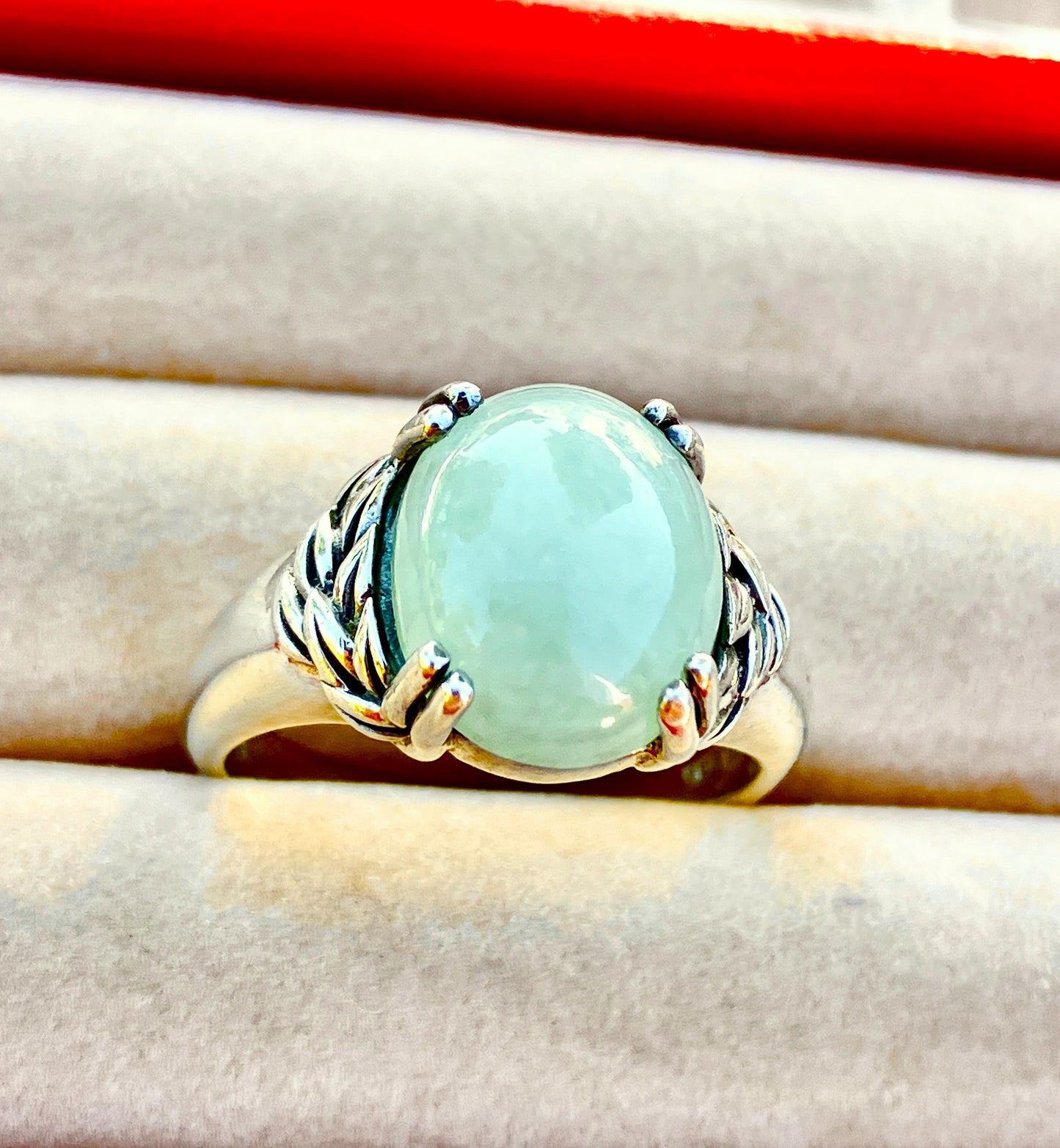 Anillo Cabujón de Jade Verde Suave con Grabados de Hojas