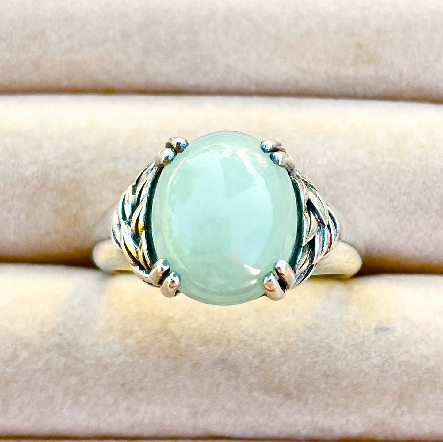 Anillo Cabujón de Jade Verde Suave con Grabados de Hojas
