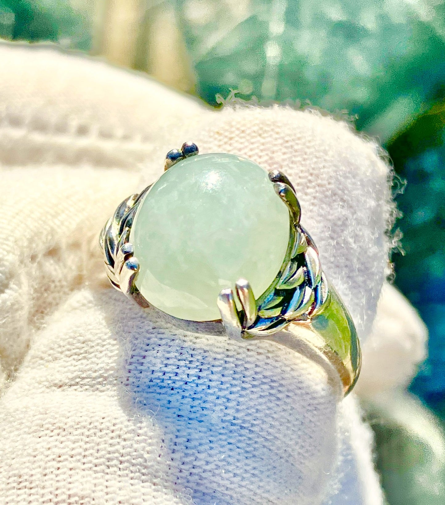 Anillo Cabujón de Jade Verde Suave con Grabados de Hojas