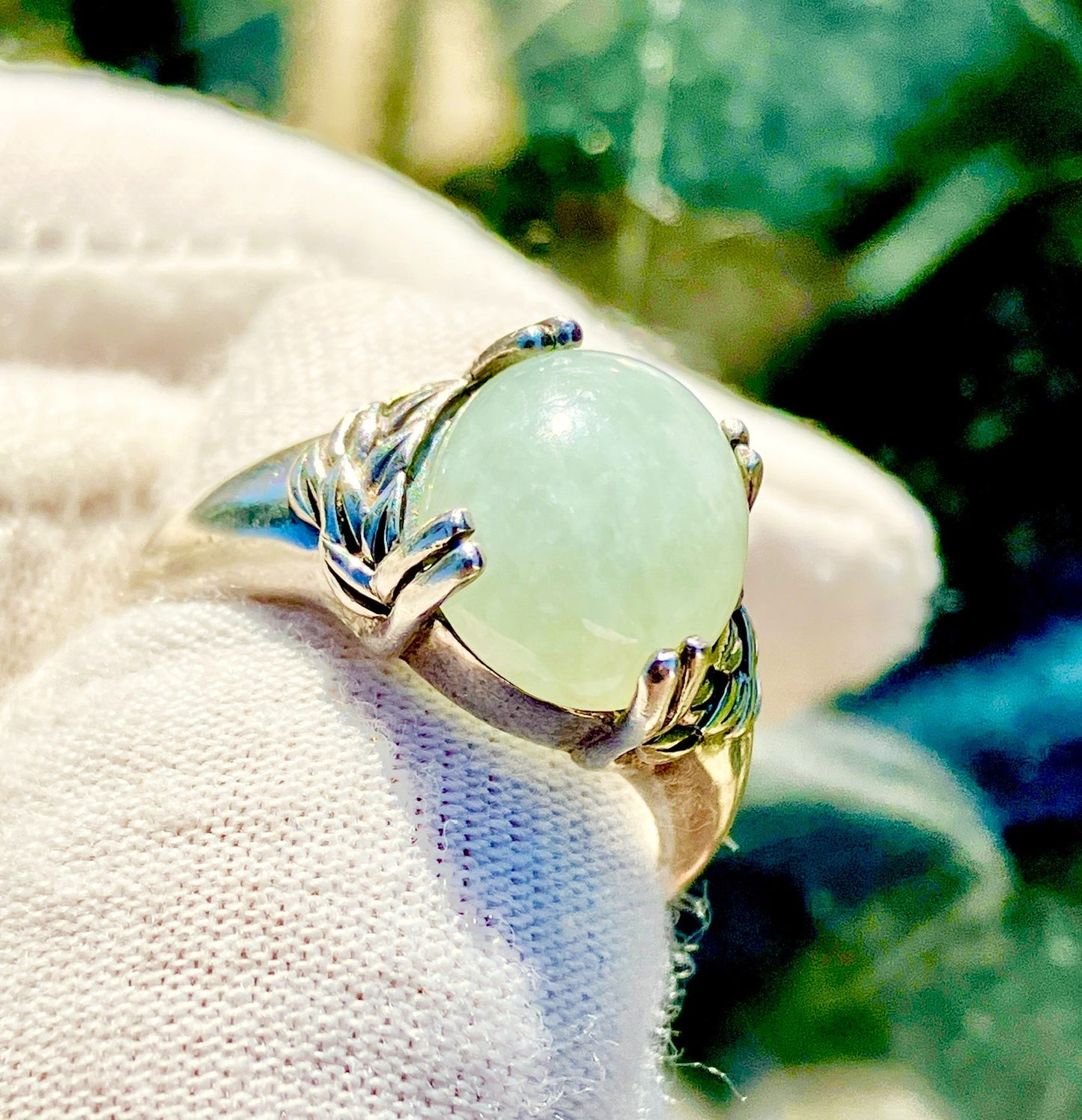 Anillo Cabujón de Jade Verde Suave con Grabados de Hojas