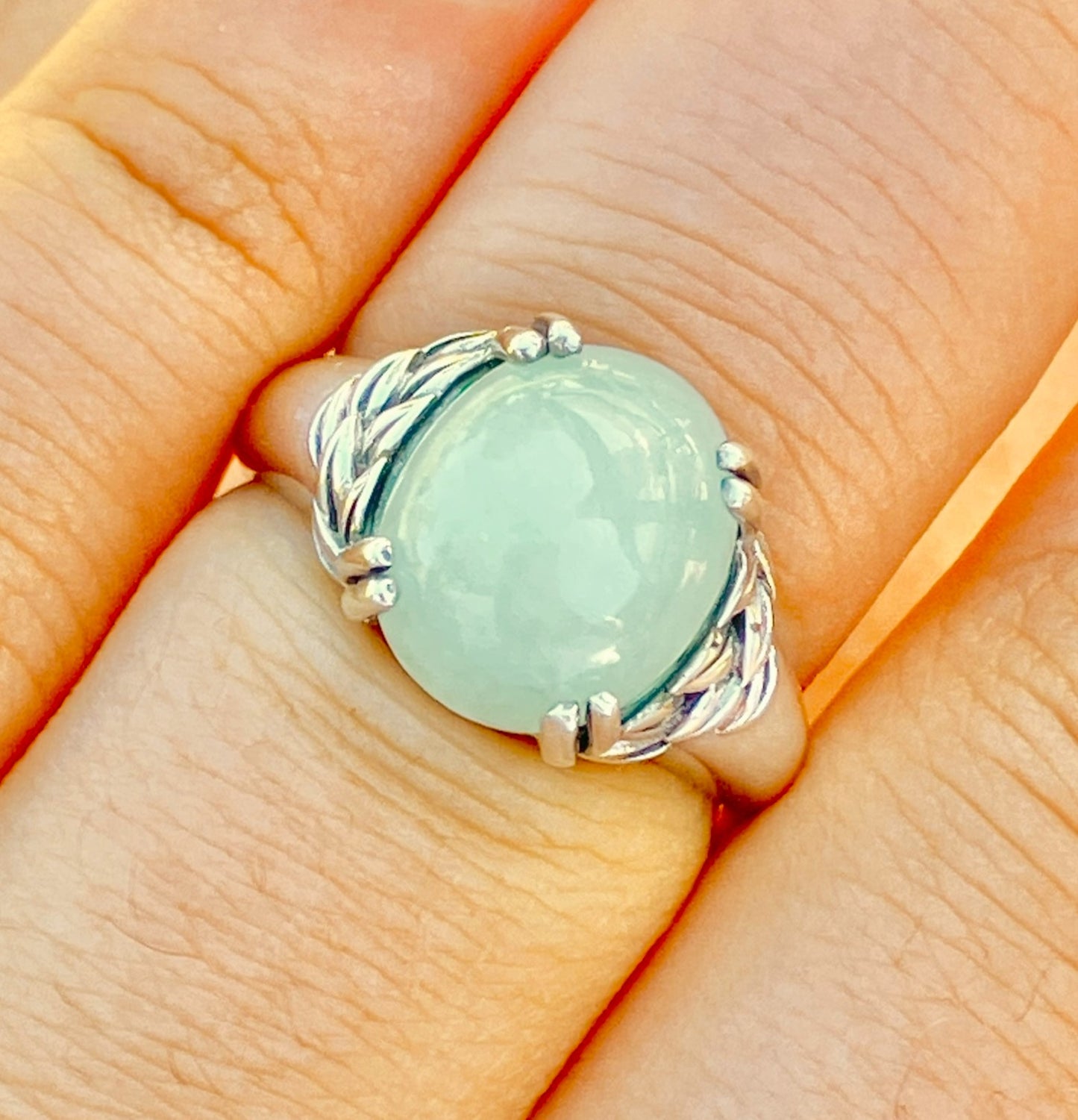 Anillo Cabujón de Jade Verde Suave con Grabados de Hojas