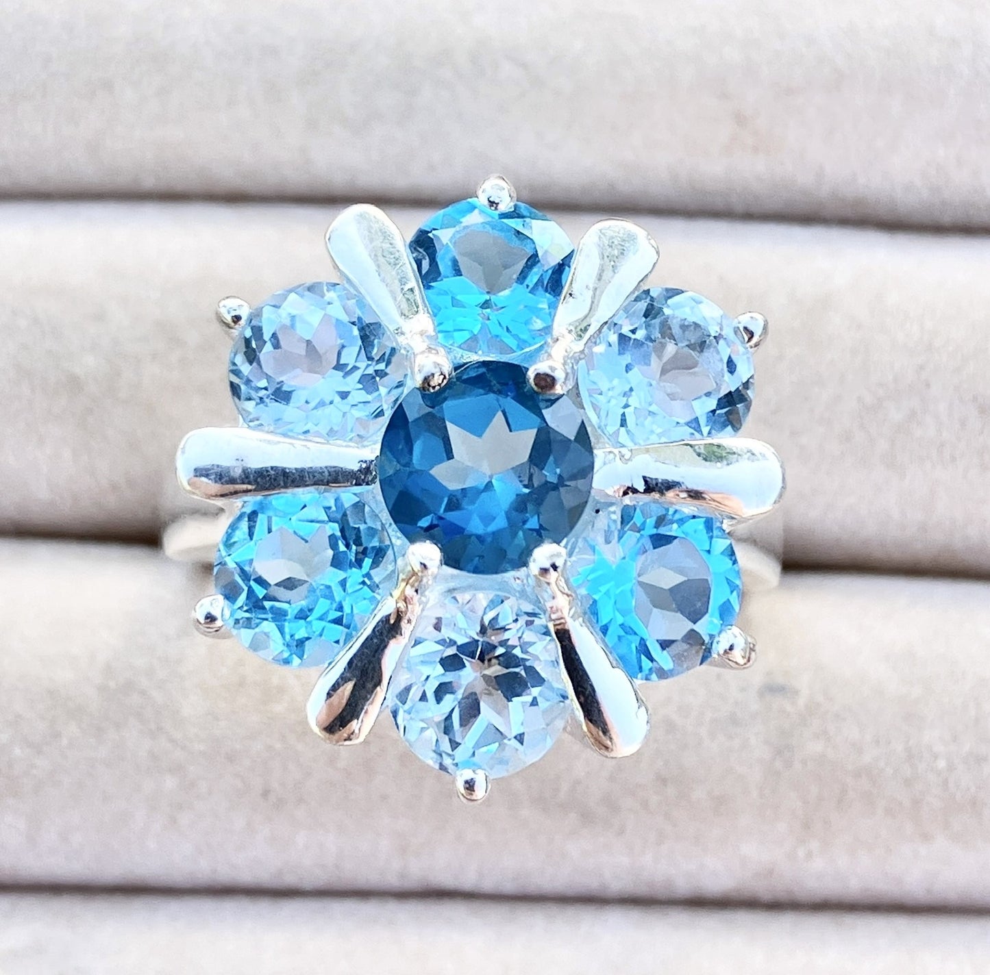 Anillo de topacio azul Londres, azul suizo y azul cielo