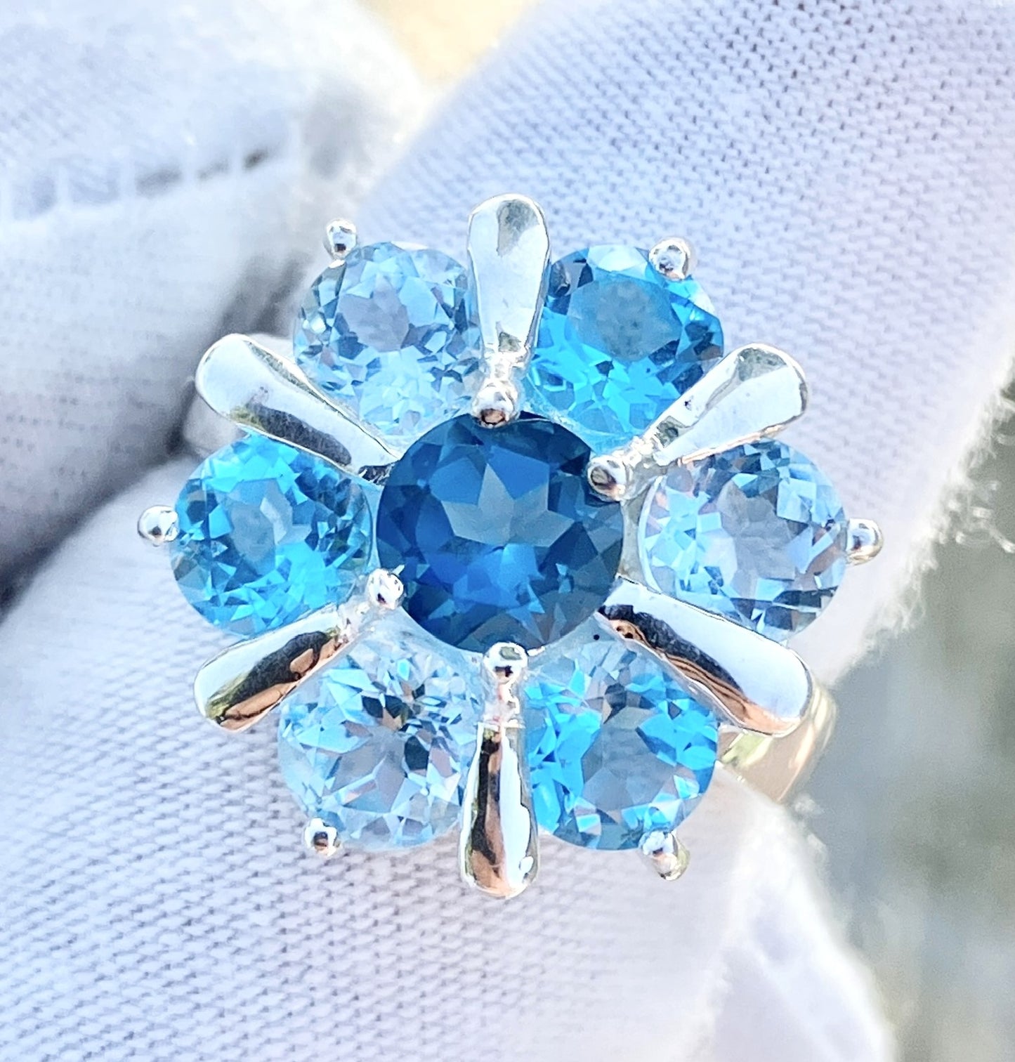 Anillo de topacio azul Londres, azul suizo y azul cielo