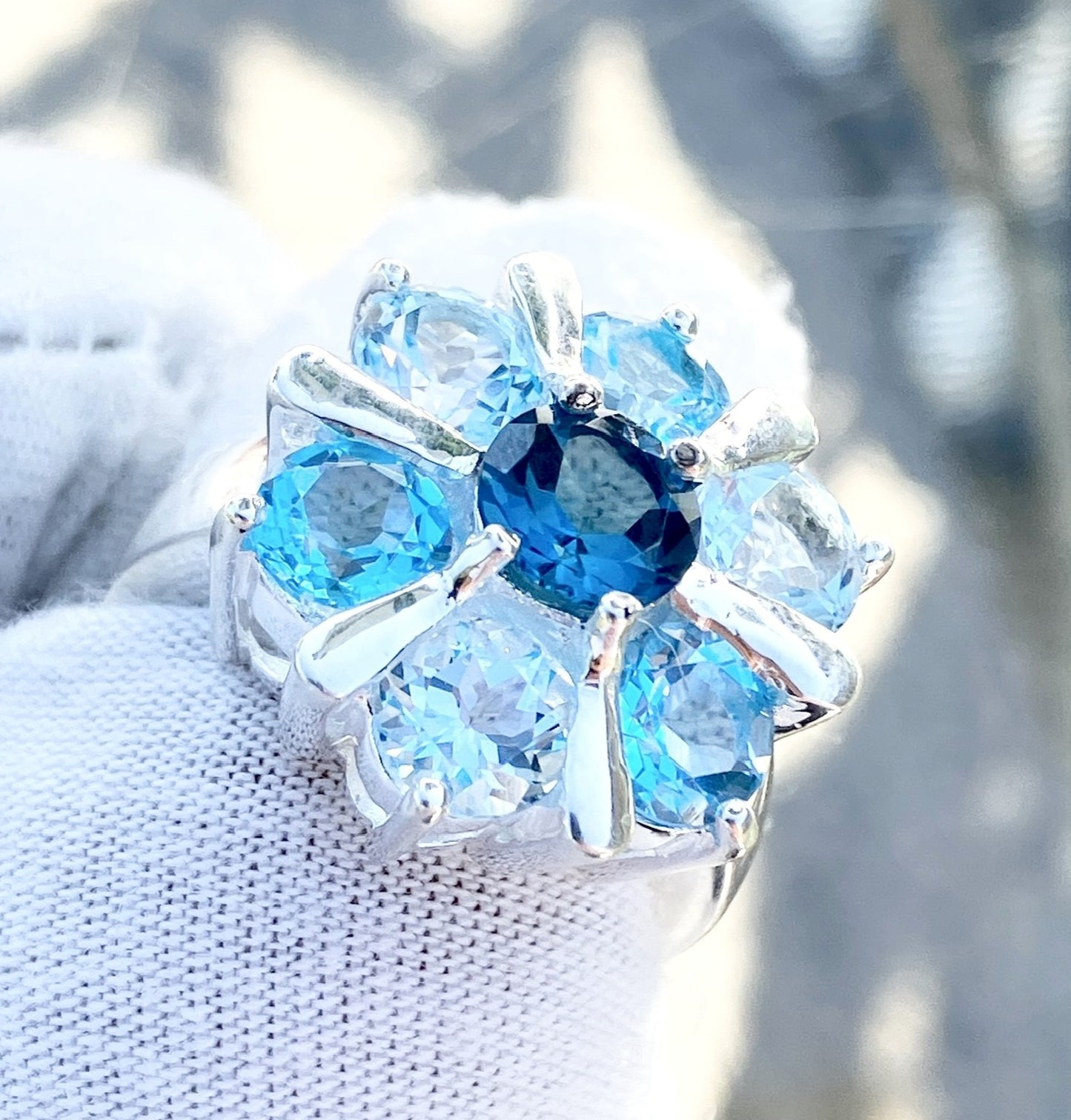 Anillo de topacio azul Londres, azul suizo y azul cielo