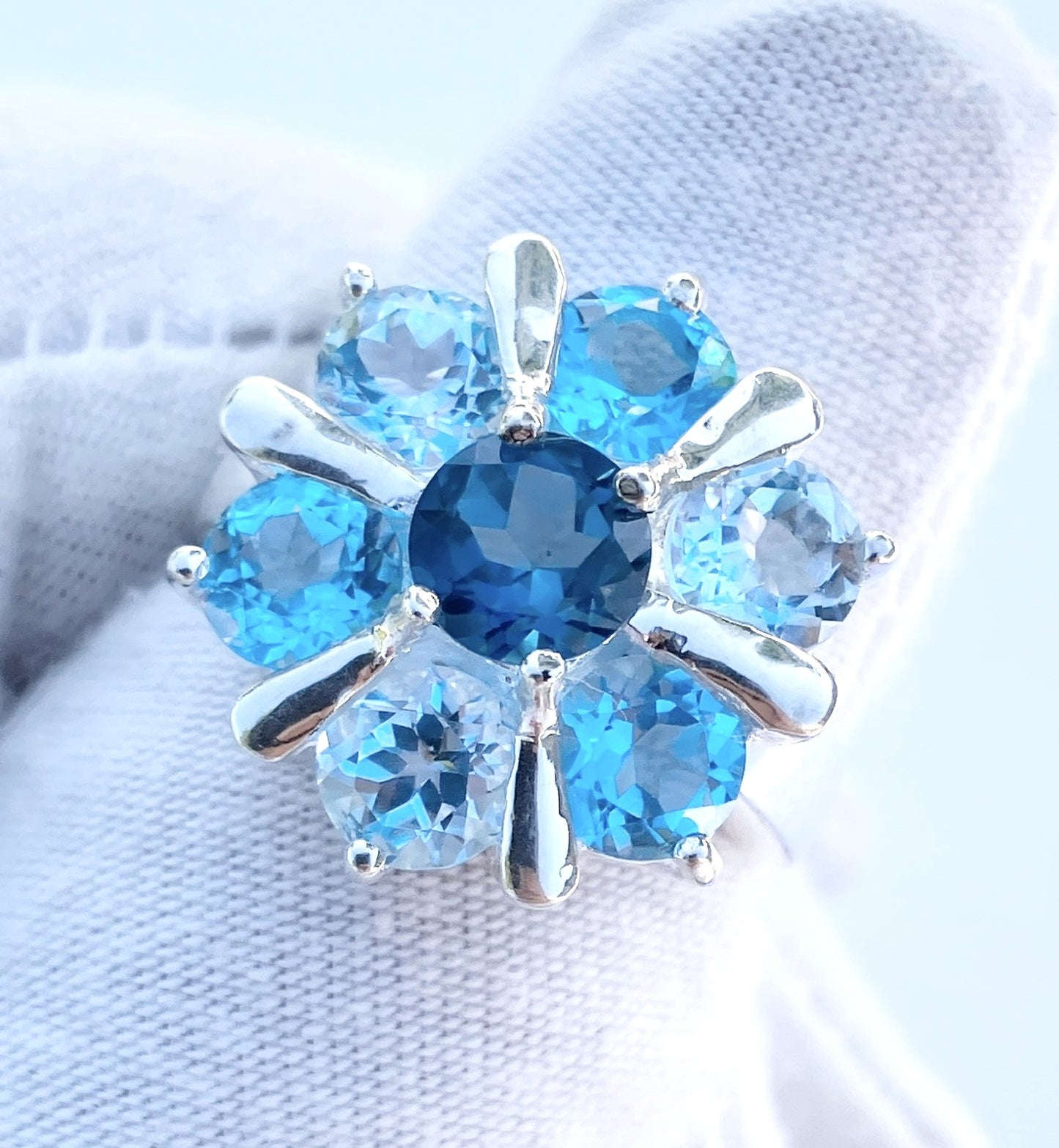 Anillo de topacio azul Londres, azul suizo y azul cielo