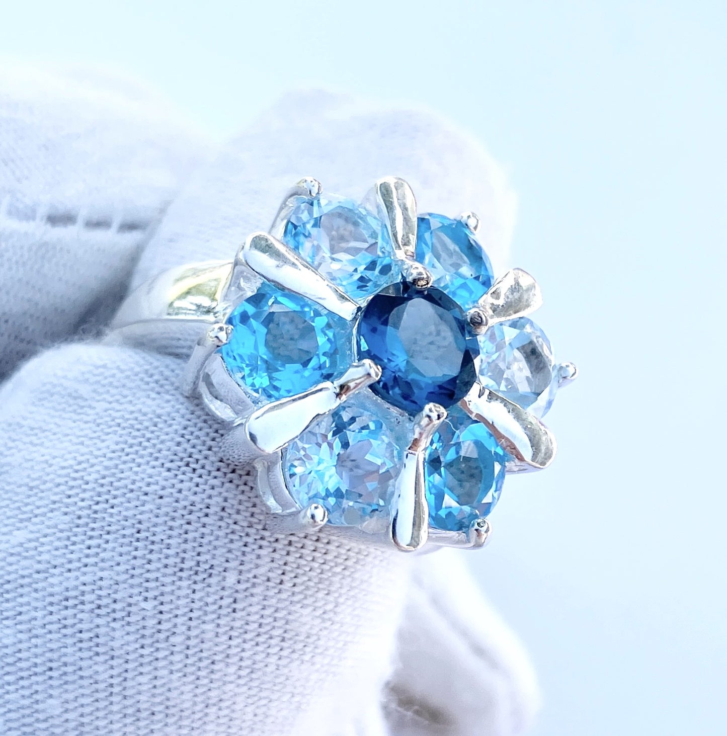 Anillo de topacio azul Londres, azul suizo y azul cielo