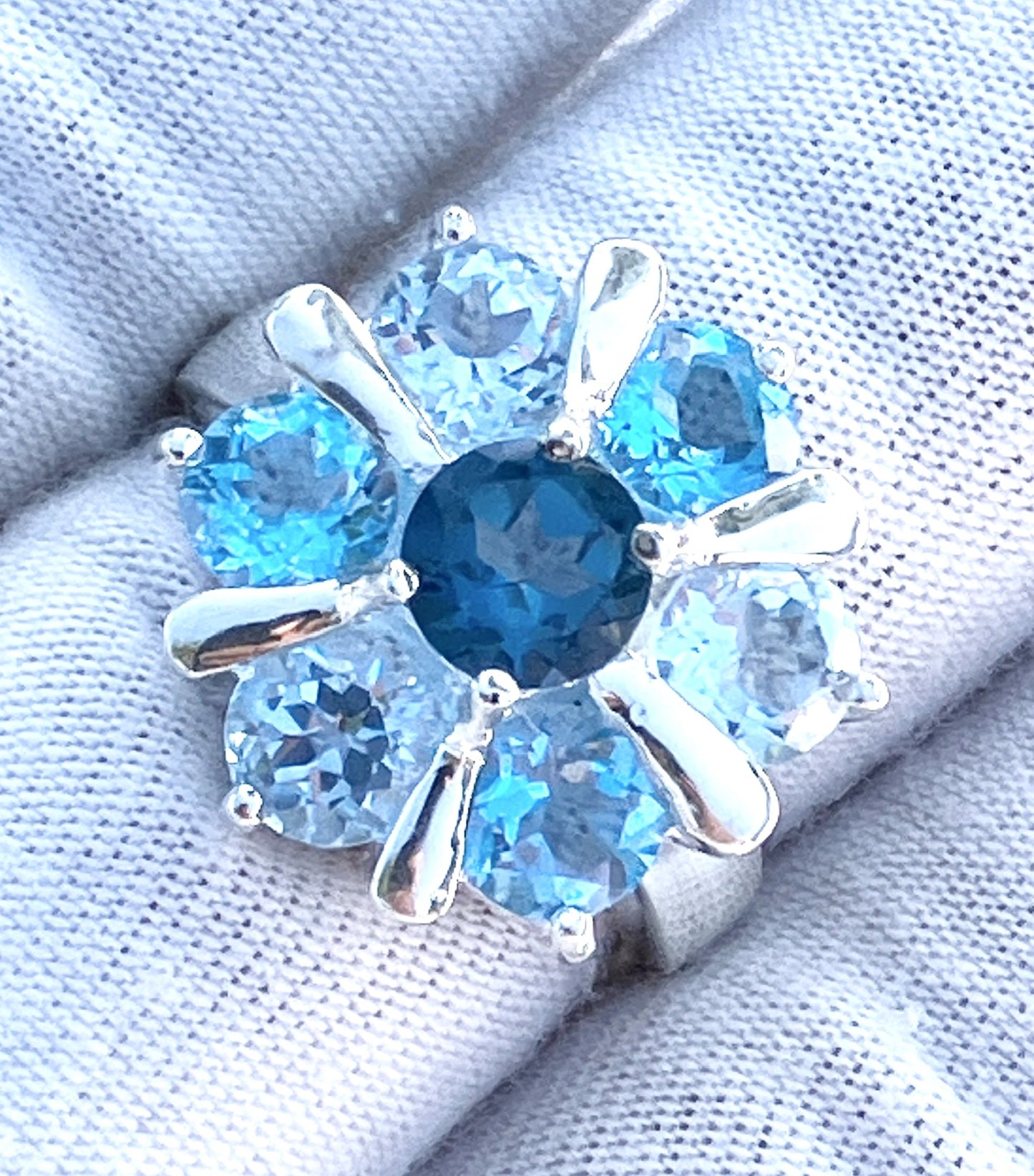Anillo de topacio azul Londres, azul suizo y azul cielo
