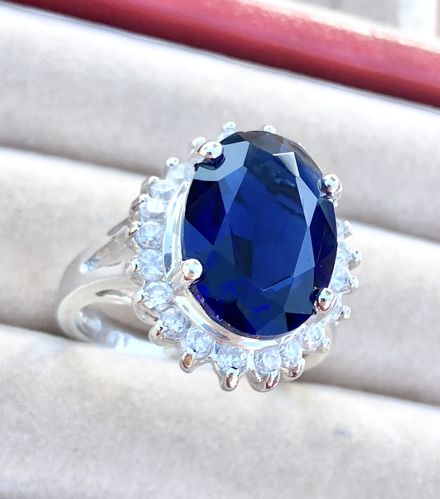 Anillo "Zafiro" de corte ovalado en "Diamante" con halo (¡2 tamaños!)