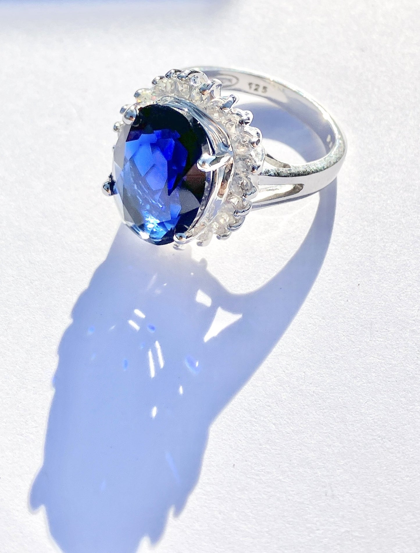 Anillo "Zafiro" de corte ovalado en "Diamante" con halo (¡2 tamaños!)