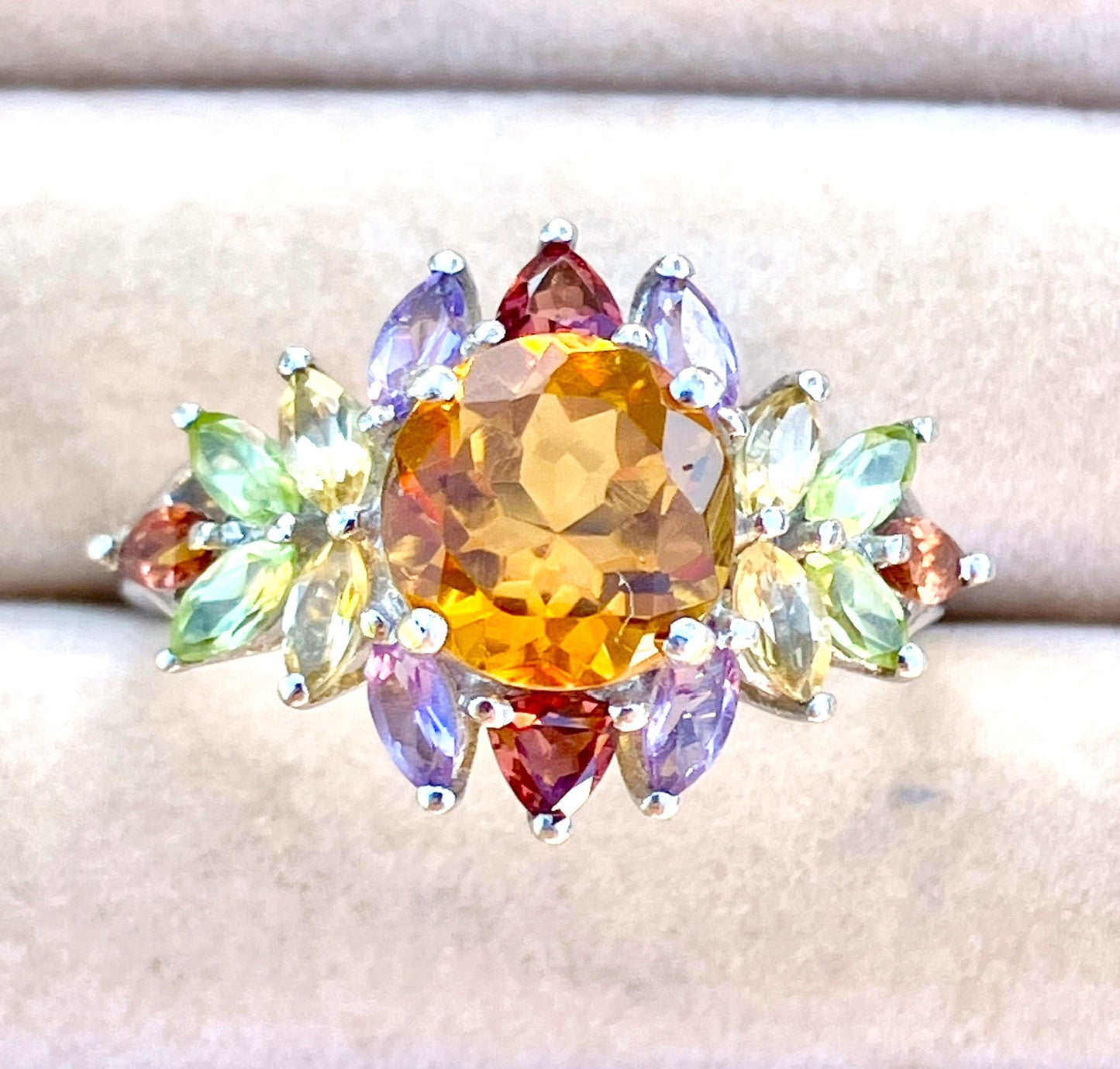 Piedra central de citrino en anillo de corona de citrino, peridoto, amatista y granate