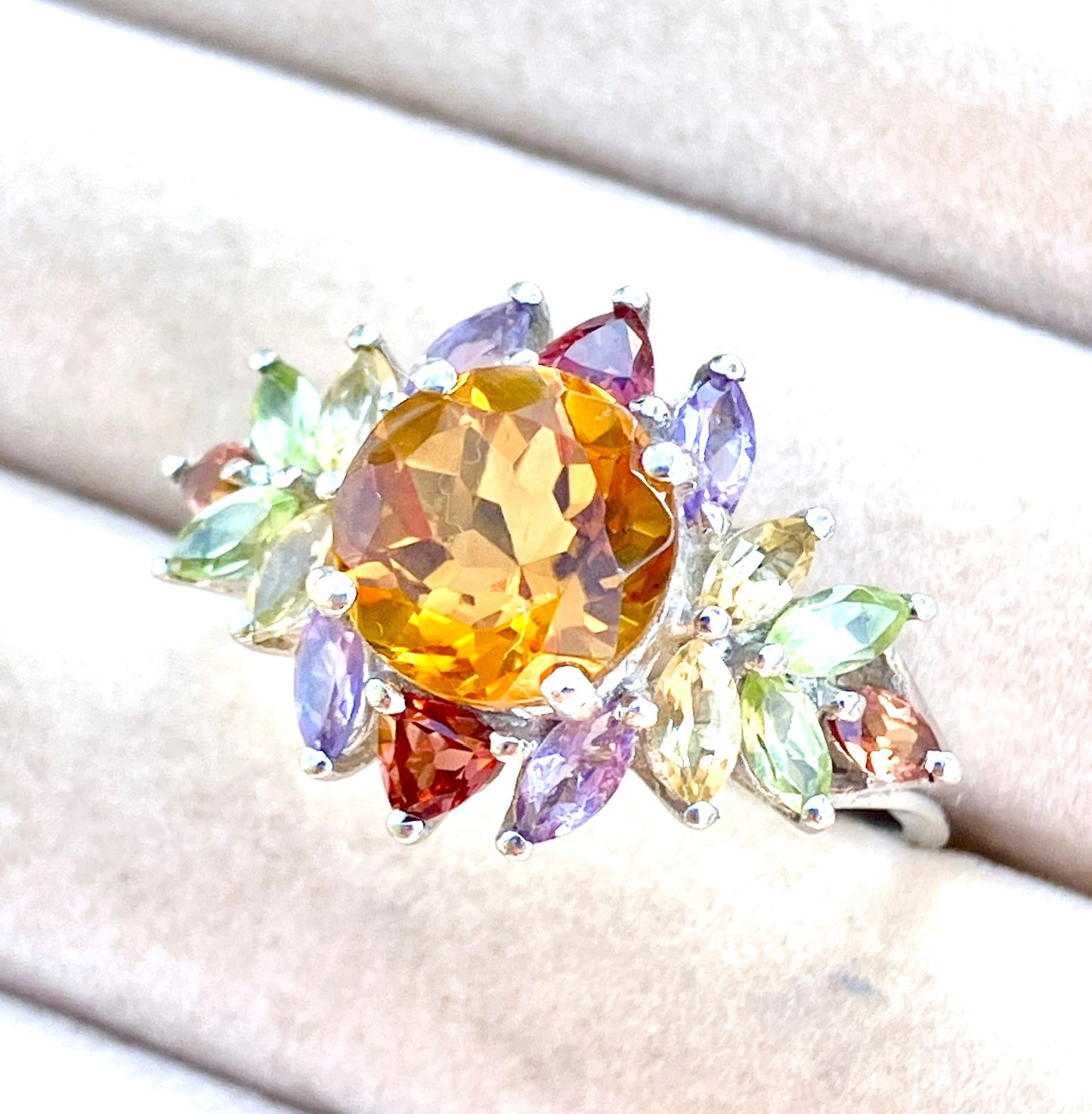 Piedra central de citrino en anillo de corona de citrino, peridoto, amatista y granate