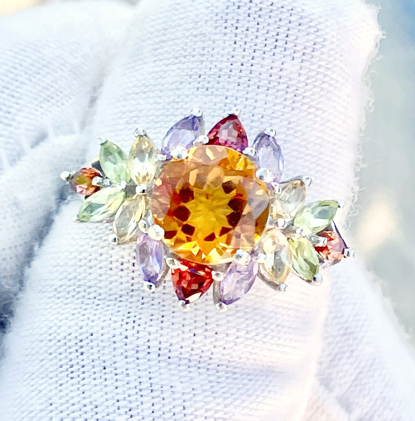 Piedra central de citrino en anillo de corona de citrino, peridoto, amatista y granate