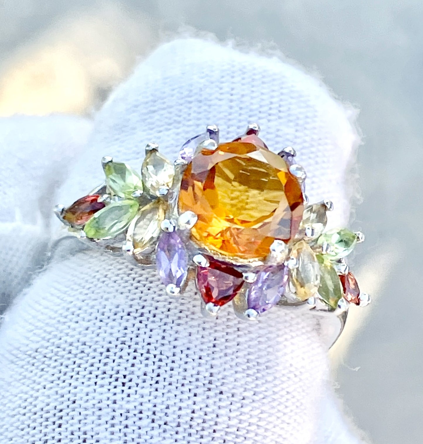 Piedra central de citrino en anillo de corona de citrino, peridoto, amatista y granate