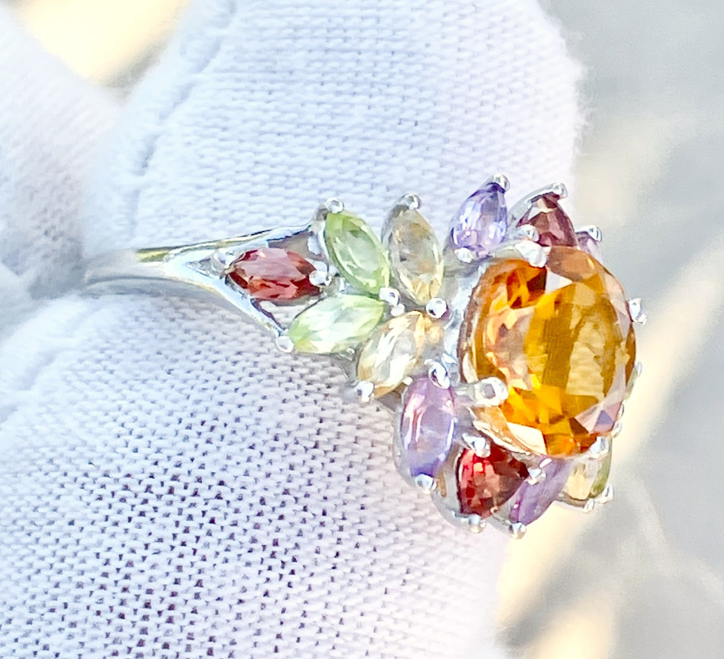 Piedra central de citrino en anillo de corona de citrino, peridoto, amatista y granate
