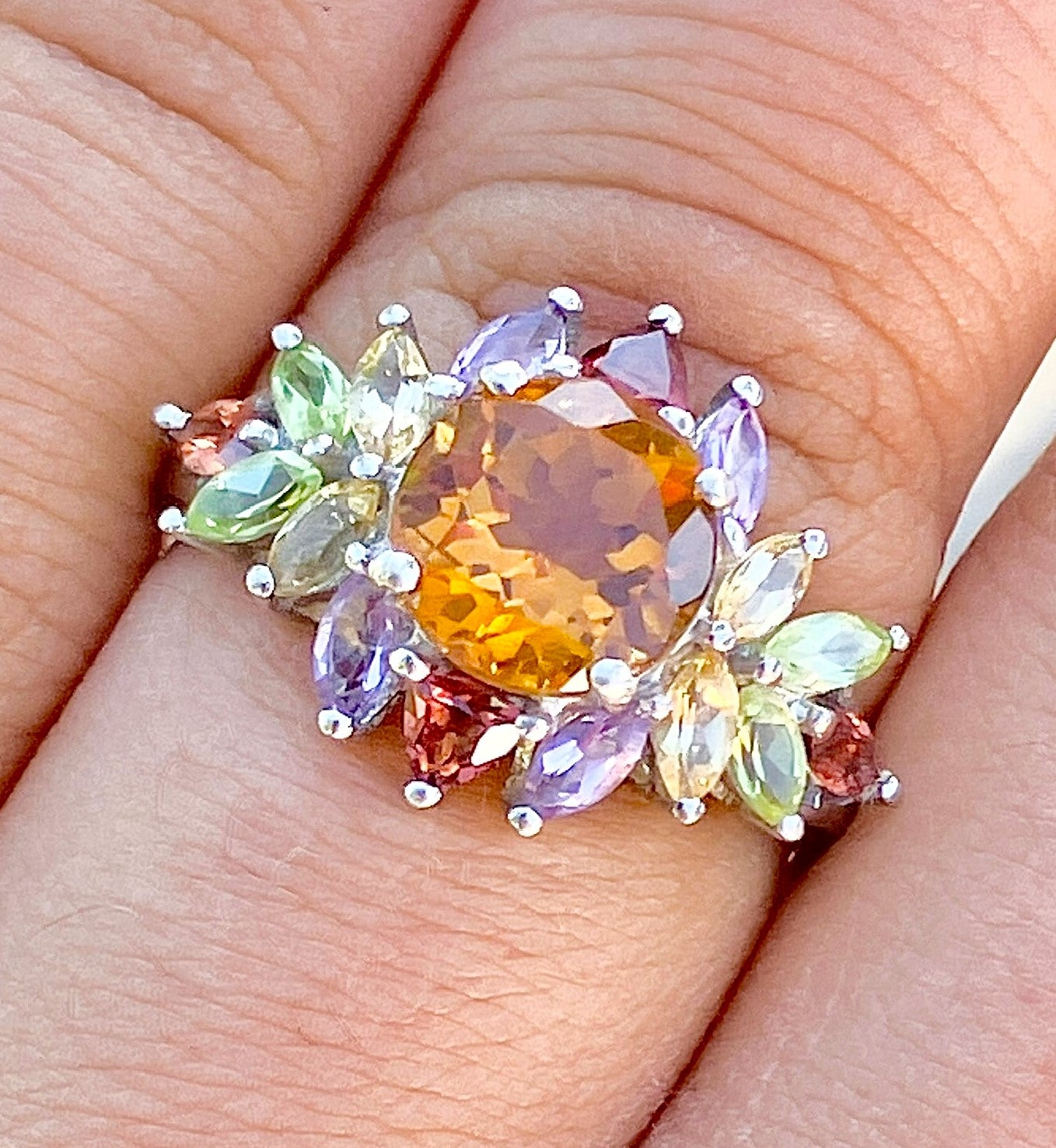 Piedra central de citrino en anillo de corona de citrino, peridoto, amatista y granate