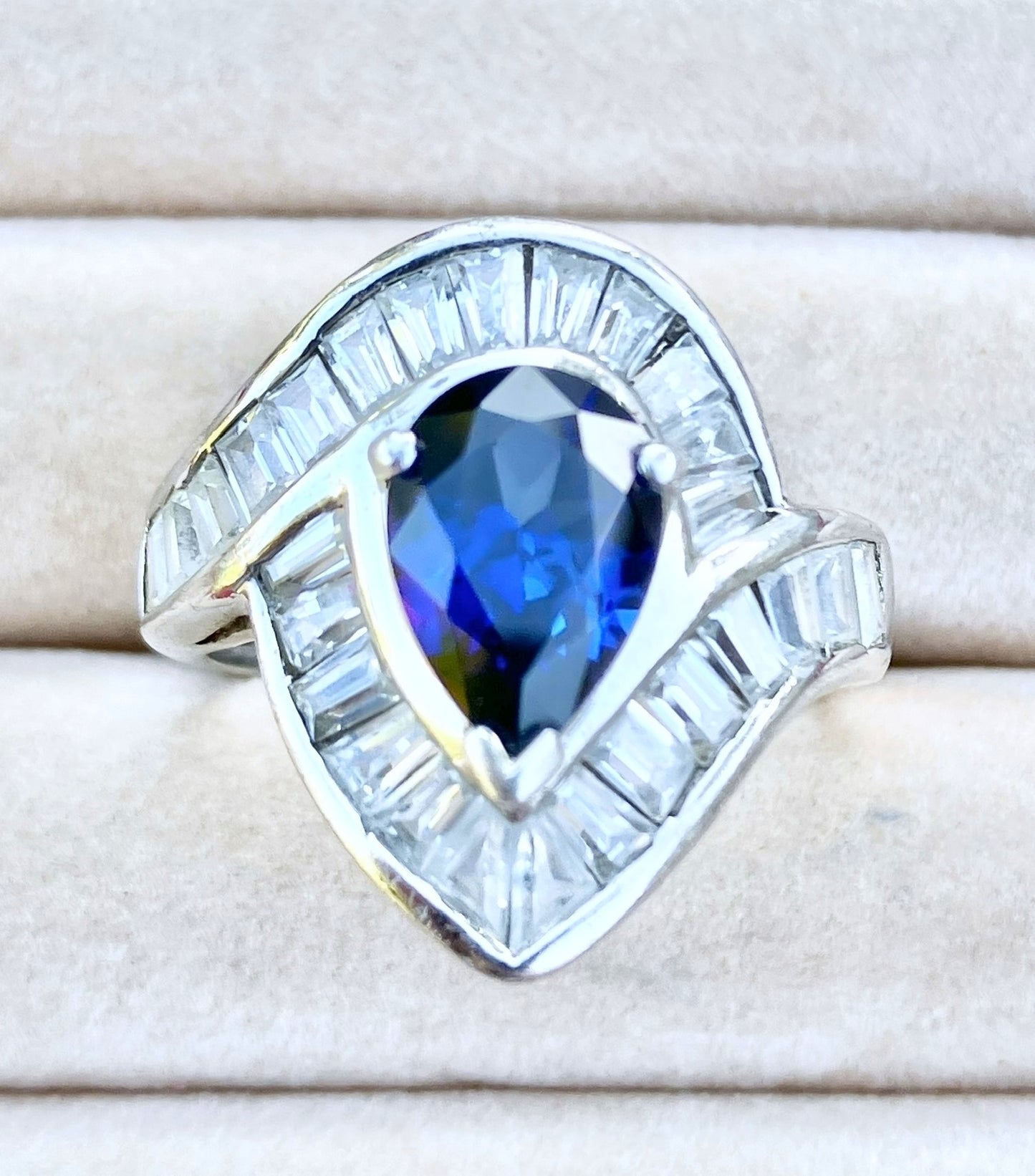 Anillo "Zafiro" de talla pera en "Diamante" de talla baguette