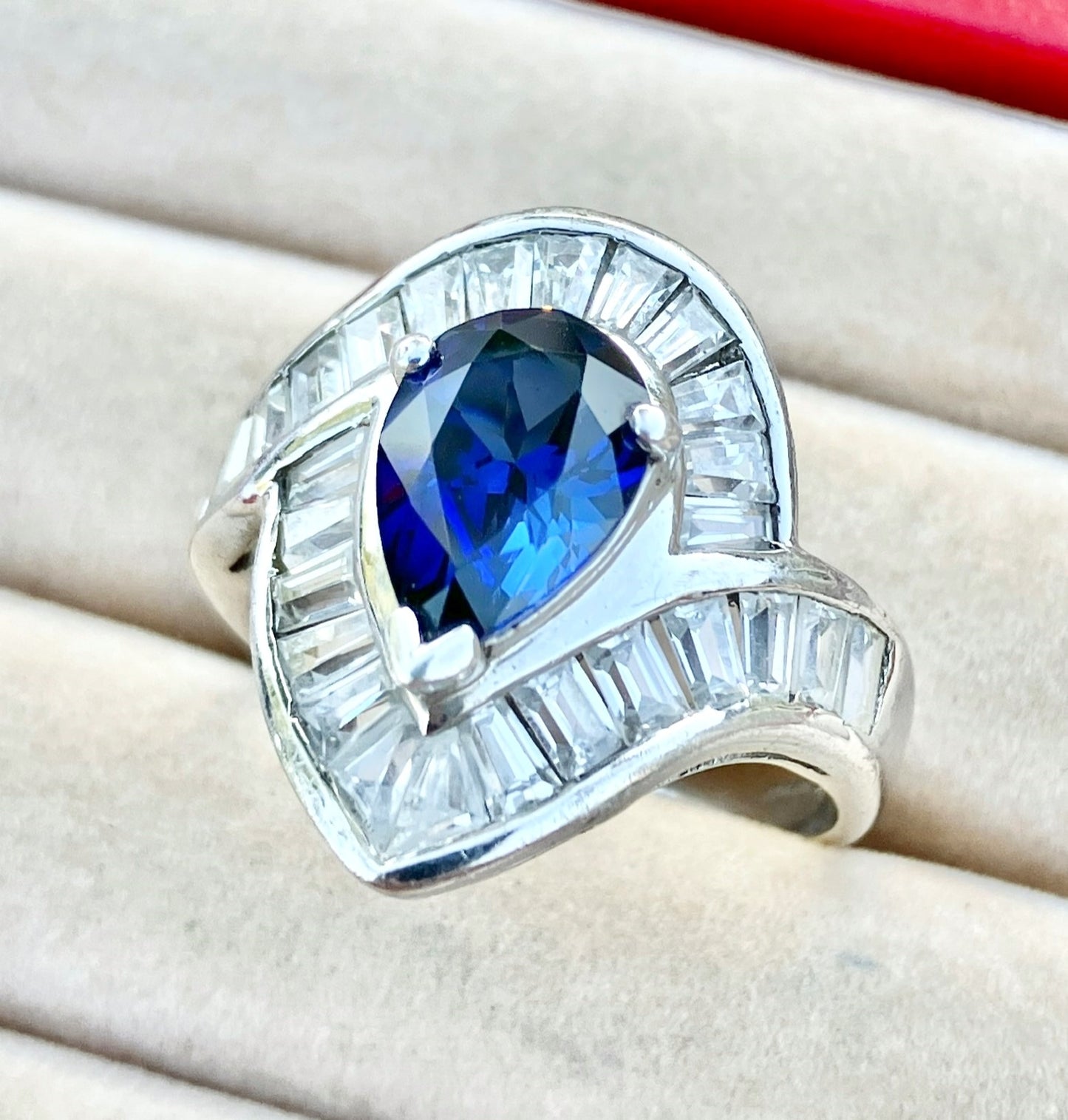 Anillo "Zafiro" de talla pera en "Diamante" de talla baguette