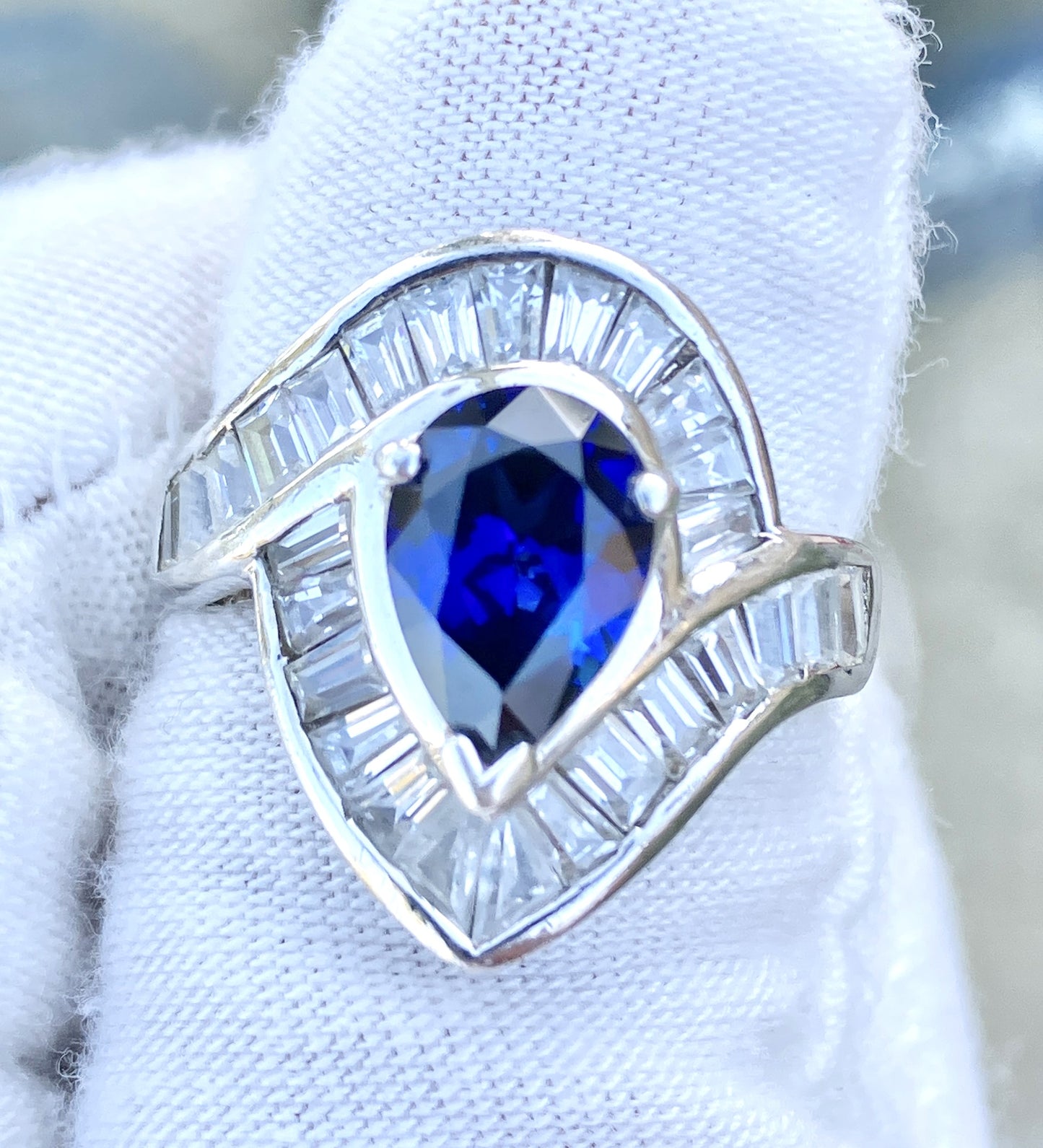 Anillo "Zafiro" de talla pera en "Diamante" de talla baguette