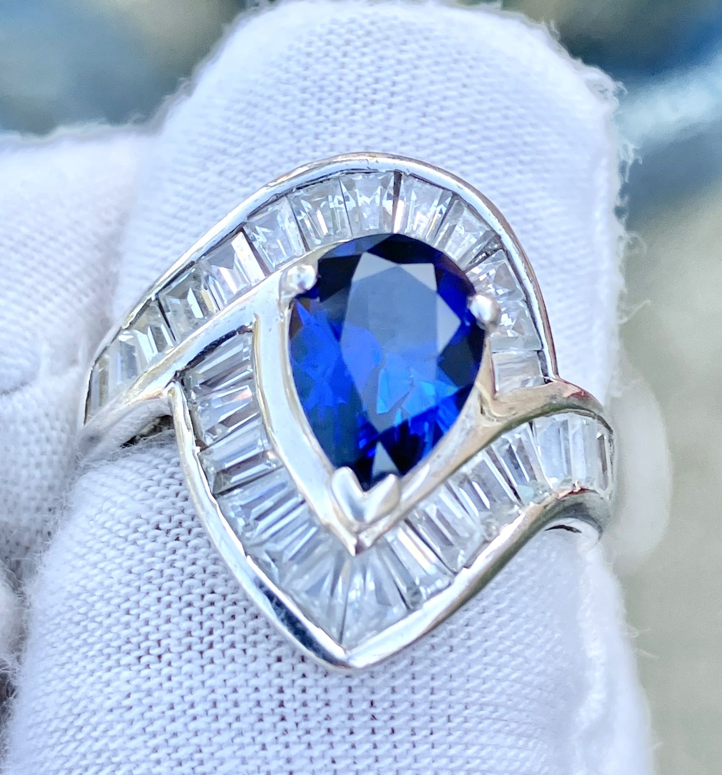 Anillo "Zafiro" de talla pera en "Diamante" de talla baguette