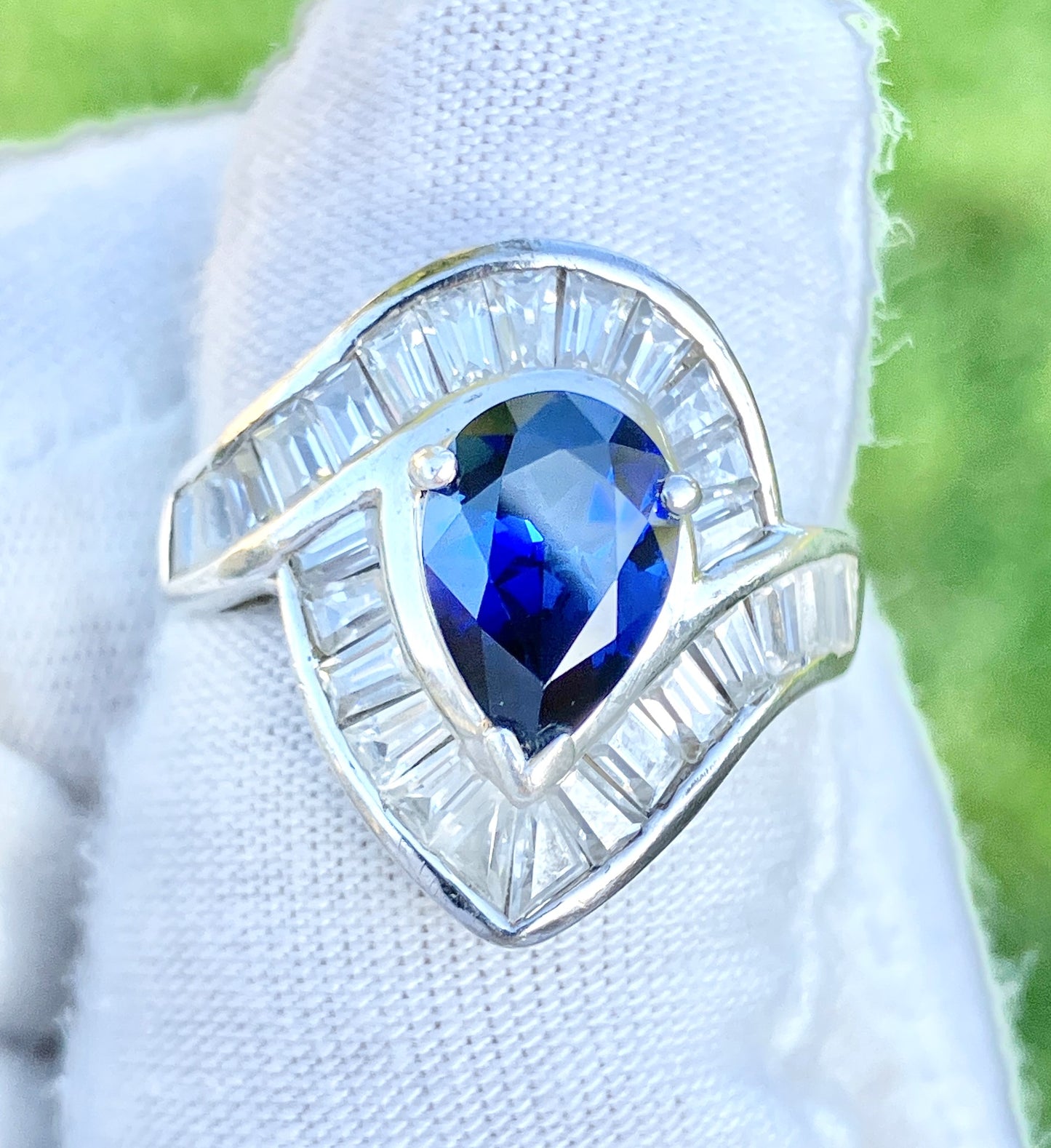 Anillo "Zafiro" de talla pera en "Diamante" de talla baguette