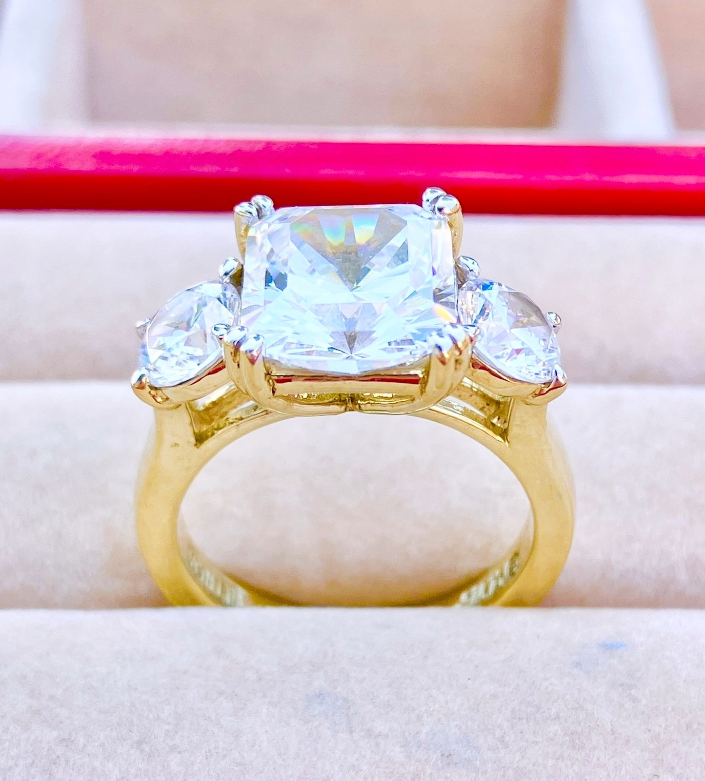 Anillo “Diamante” Talla Redonda y Cojín Chapado en Oro